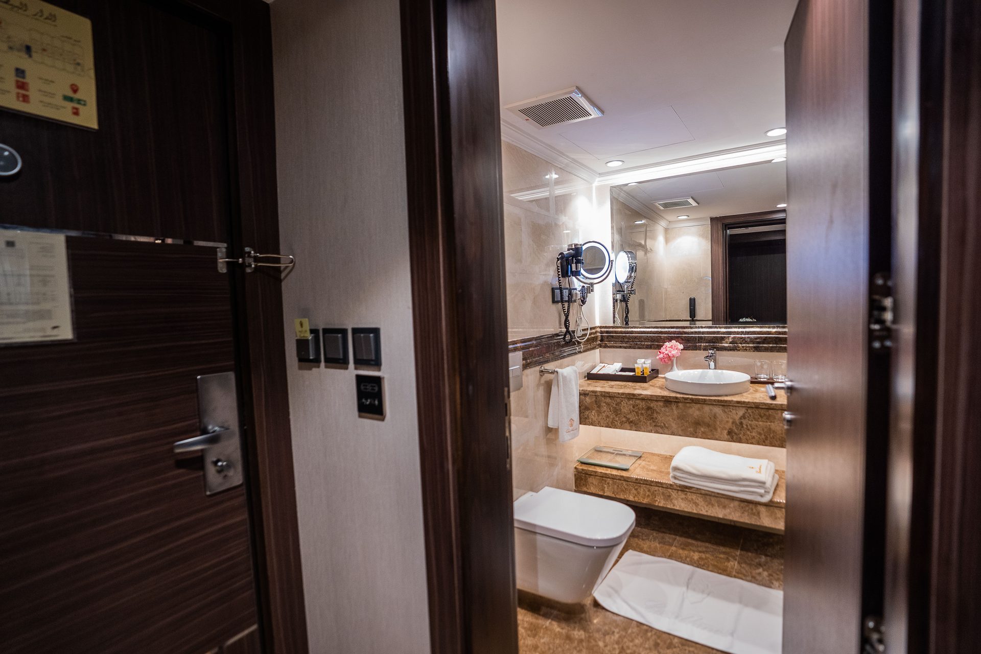 Pintu masuk bilik tetamu dan bilik mandi di Casablanca Hotel Jeddah