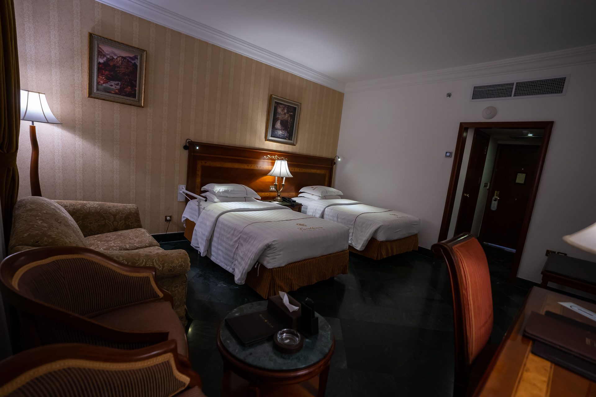 Bilik Twin dengan tempat duduk lounge di Casablanca Hotel Jeddah