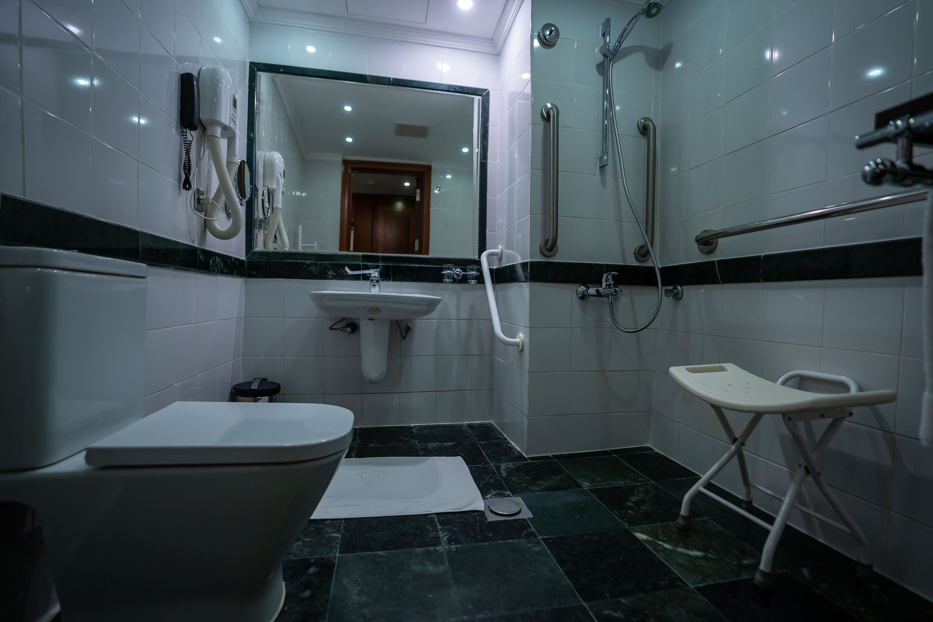 Bilik mandi tetamu di Casablanca Hotel Jeddah