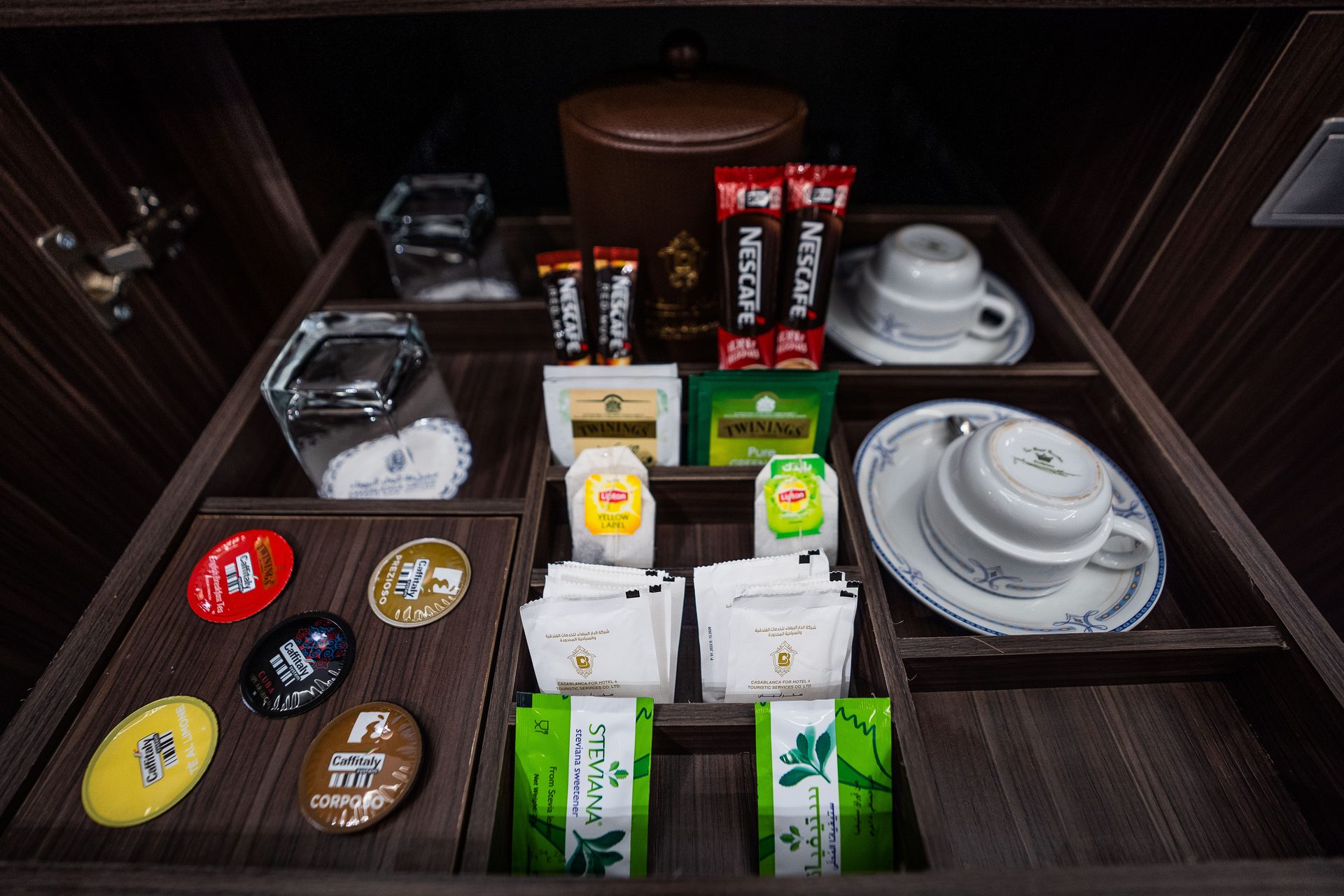 Piring teh dan kopi di dalam bilik di Casablanca Hotel Jeddah