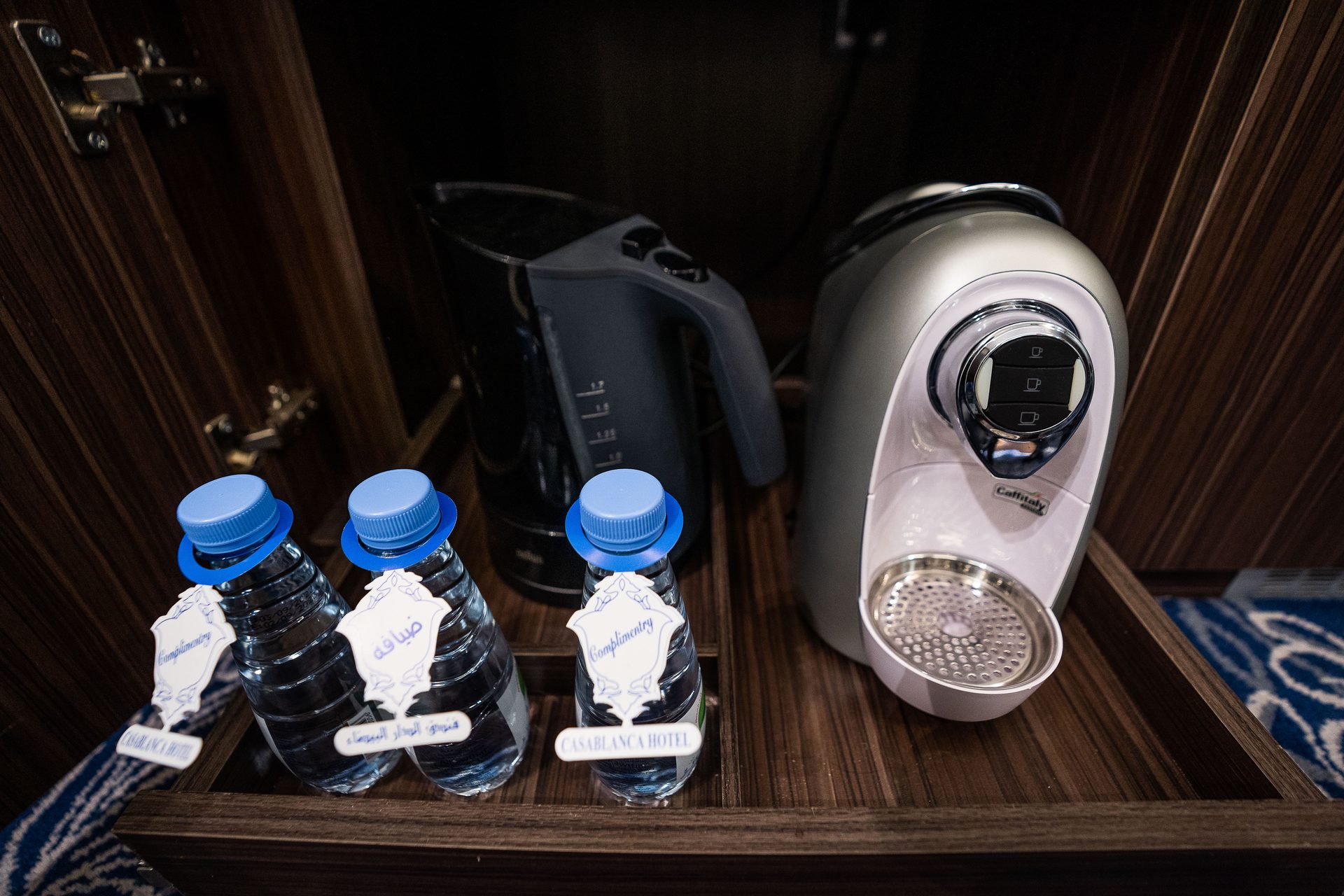 Mesin kopi dan air di dalam bilik di Casablanca Hotel Jeddah
