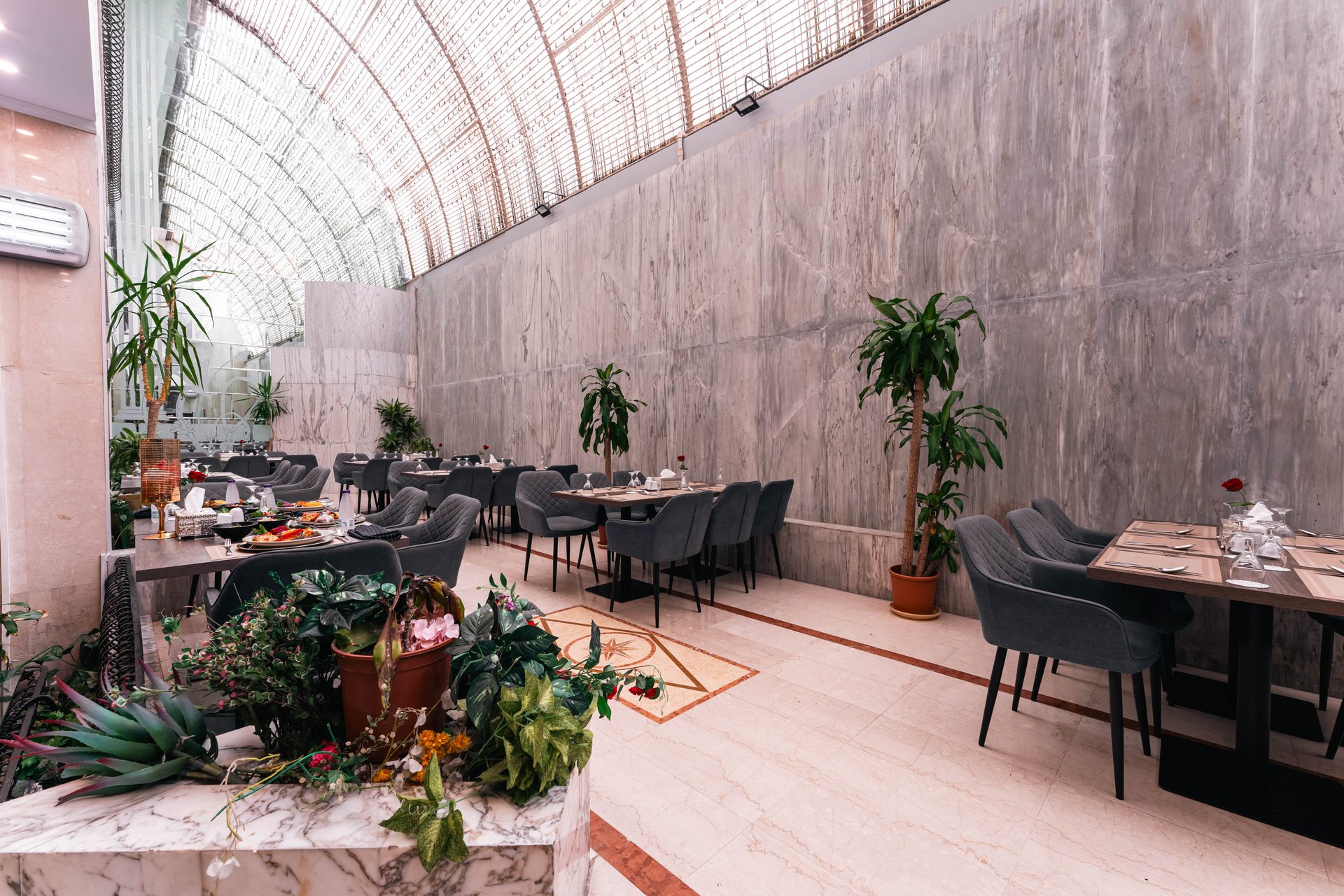 Terasa kafe luar di Casablanca Hotel Jeddah