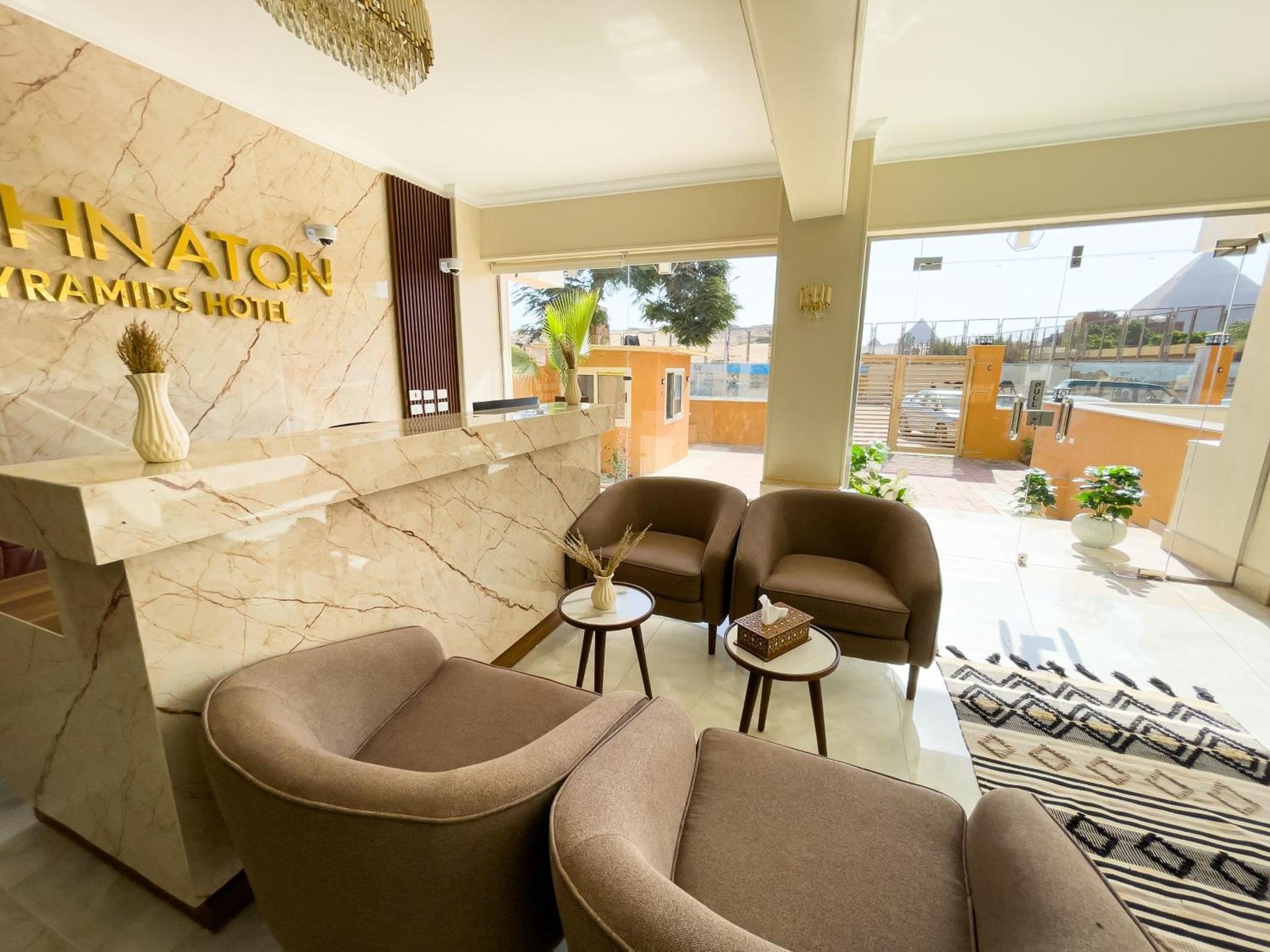 AKHNATON Pyramids View Hotel With Rooftop Access & free airport pickup — Downtown Cairo, Cairo