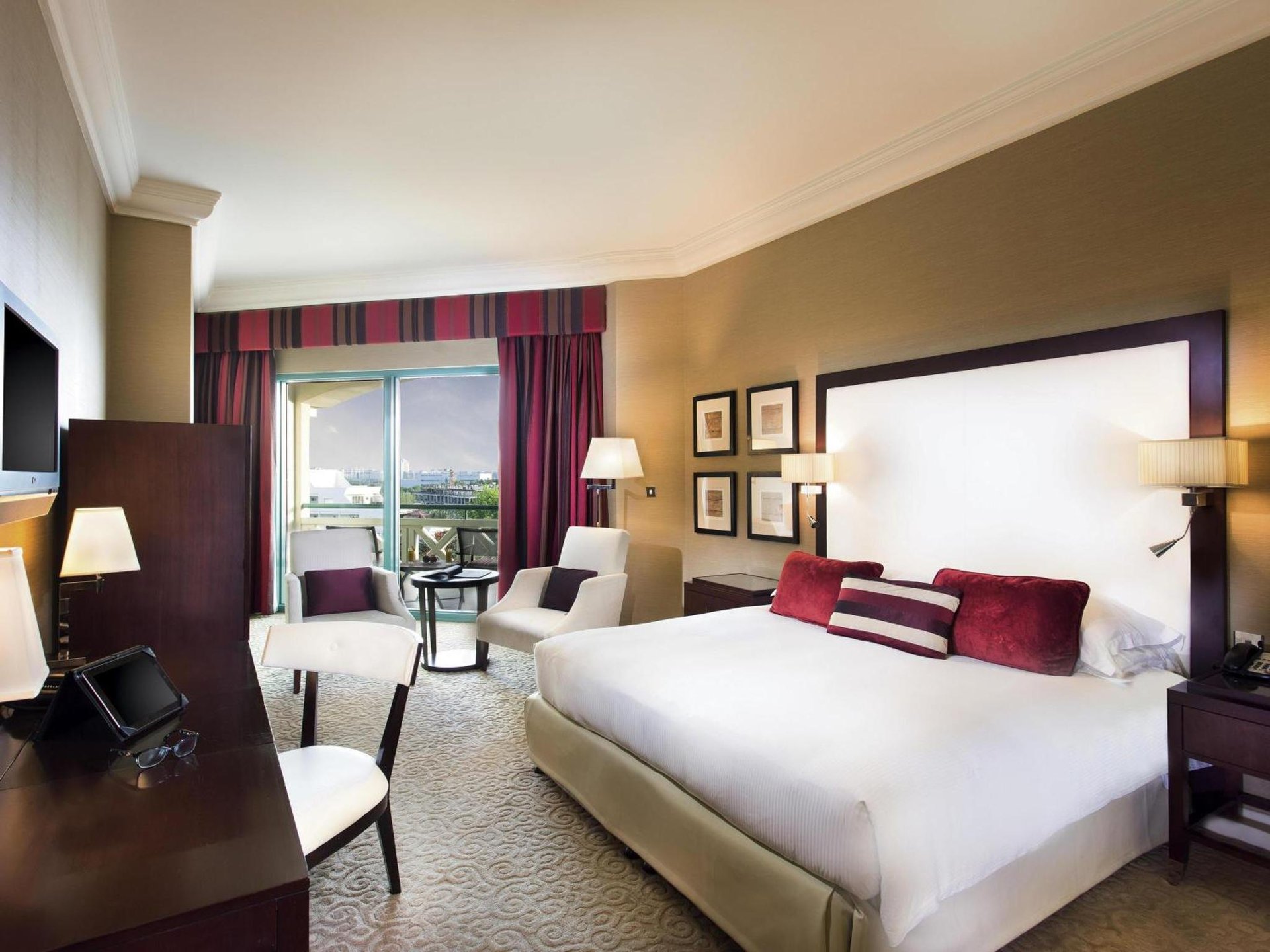Mövenpick Grand Al Bustan photo 3