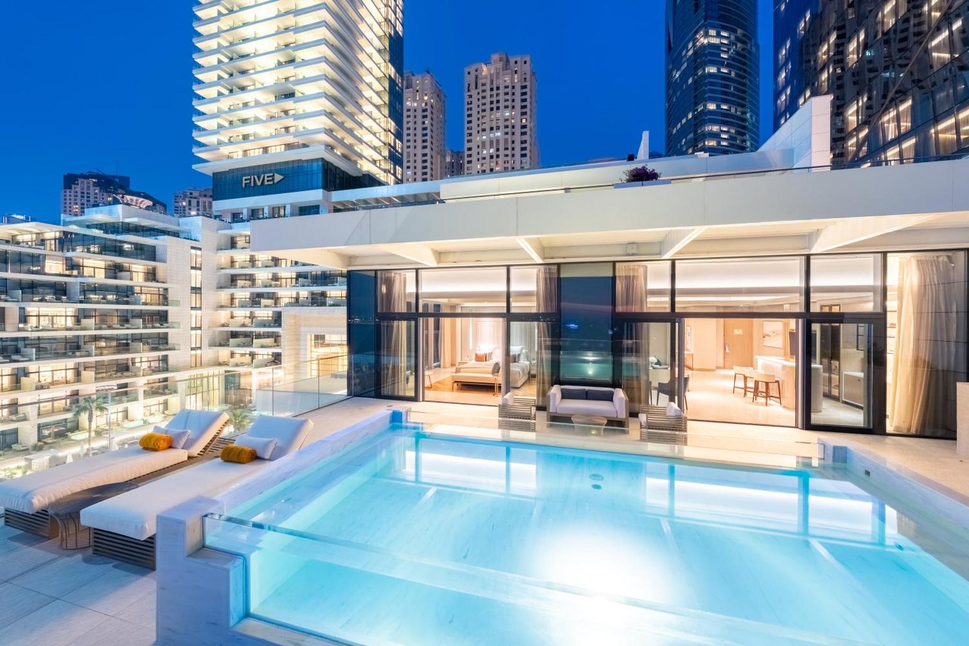 FIVE LUXE photo 4