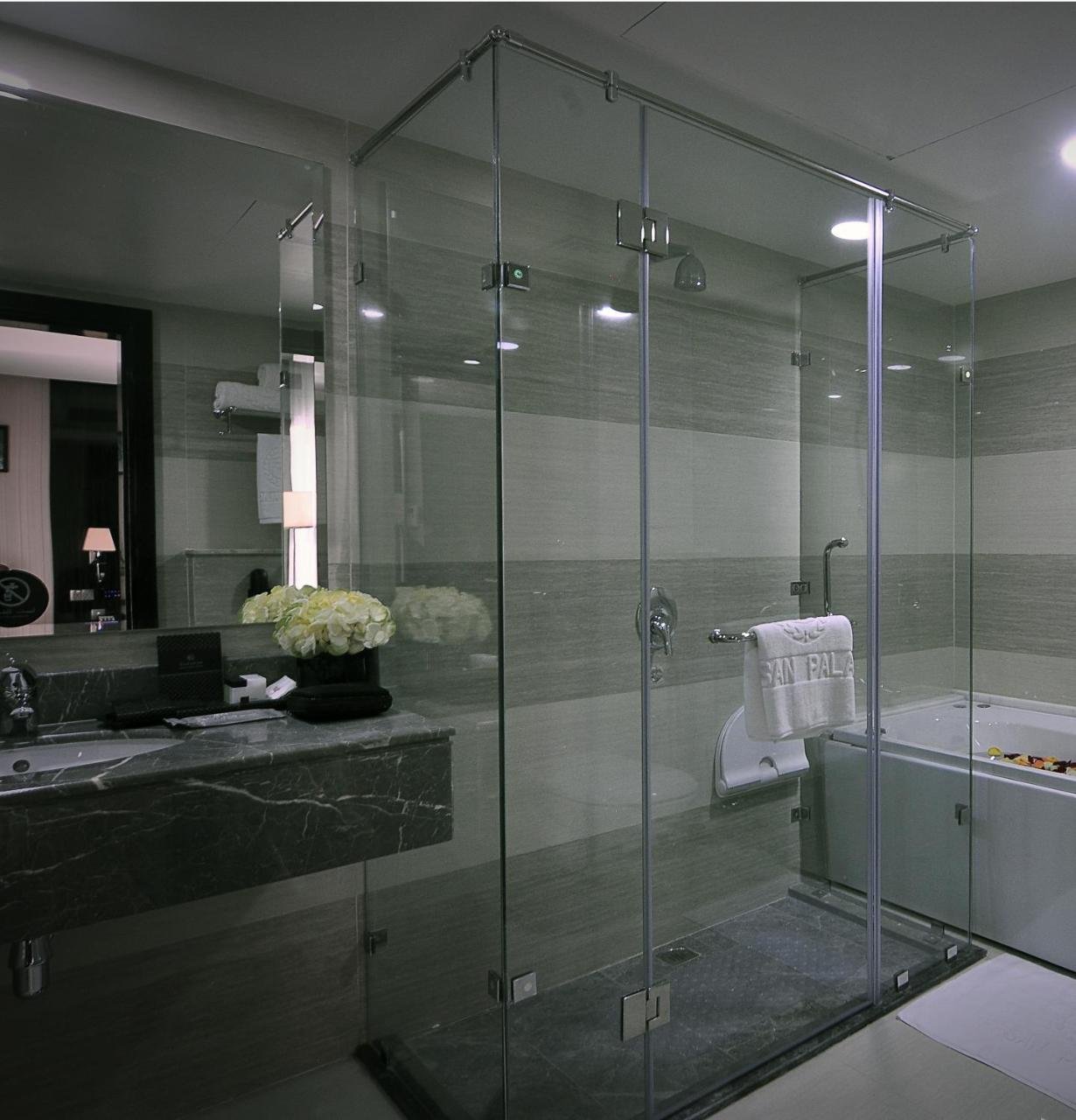 Photo of Deluxe Suite #6