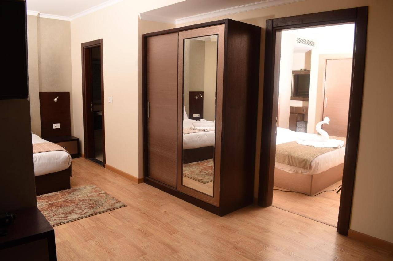 Photo of Superior Family Room #4