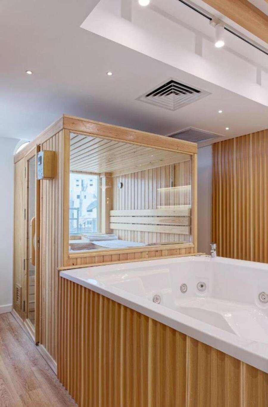 Luxurious 3 bedrooms with Private Sauna and Jacuzzi photo 2