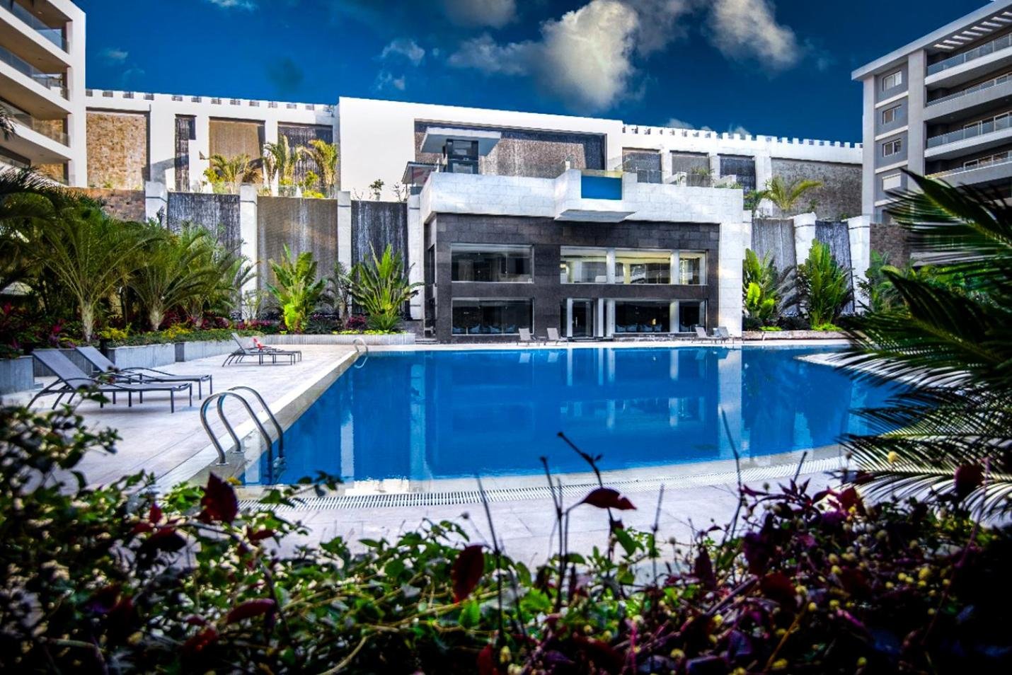 The Expert in Ocean Blue Near Airport - No Pool Access photo 1