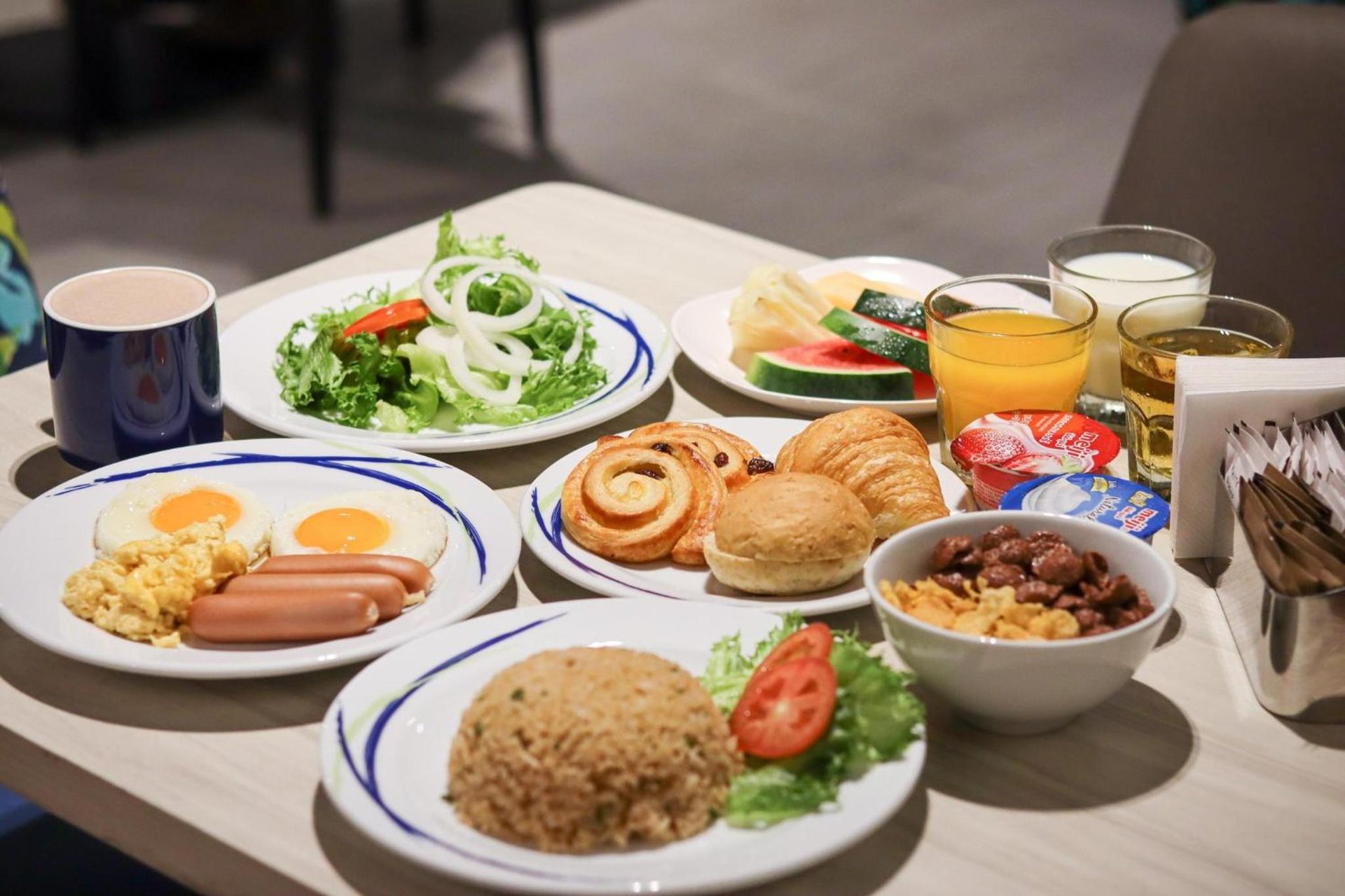 Holiday Inn Express Bangkok Sukhumvit 11 by IHG photo 2