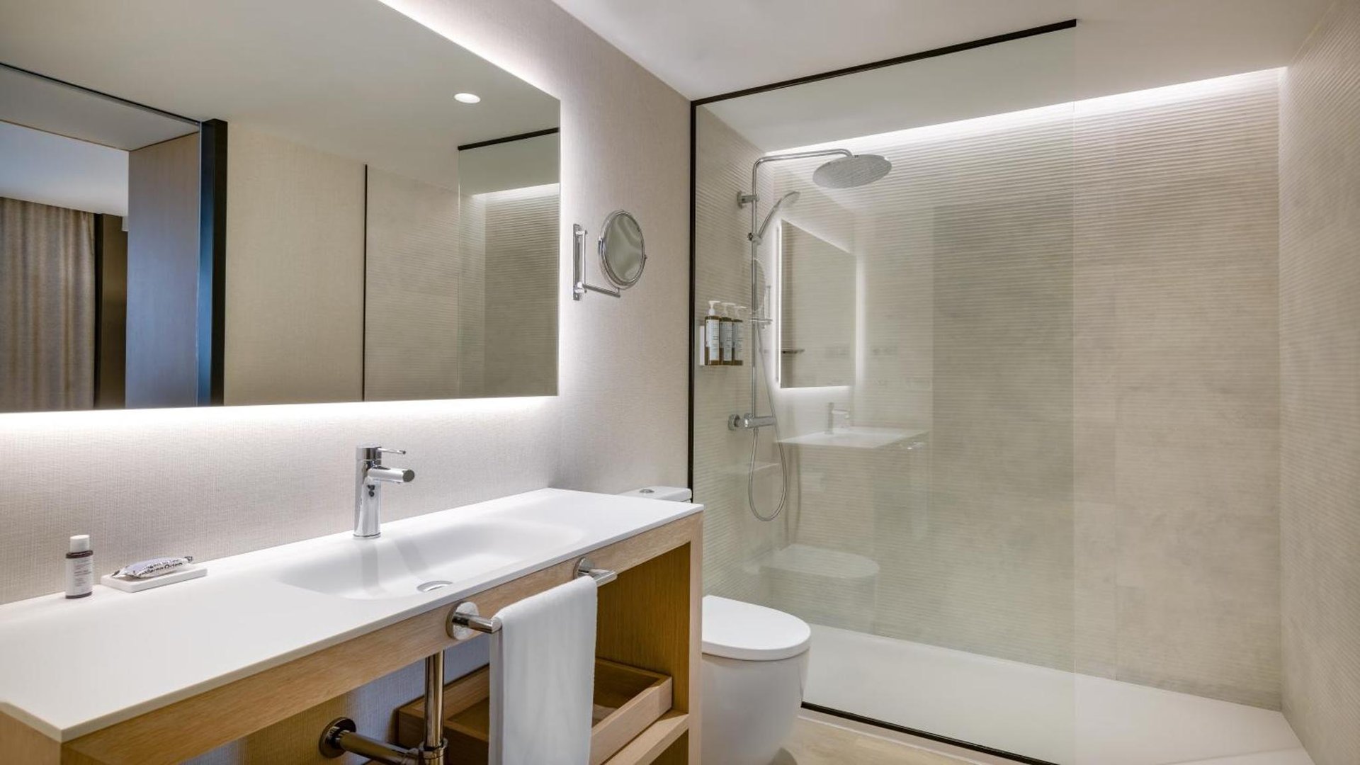 AC Hotel Victoria Suites by Marriott photo 2