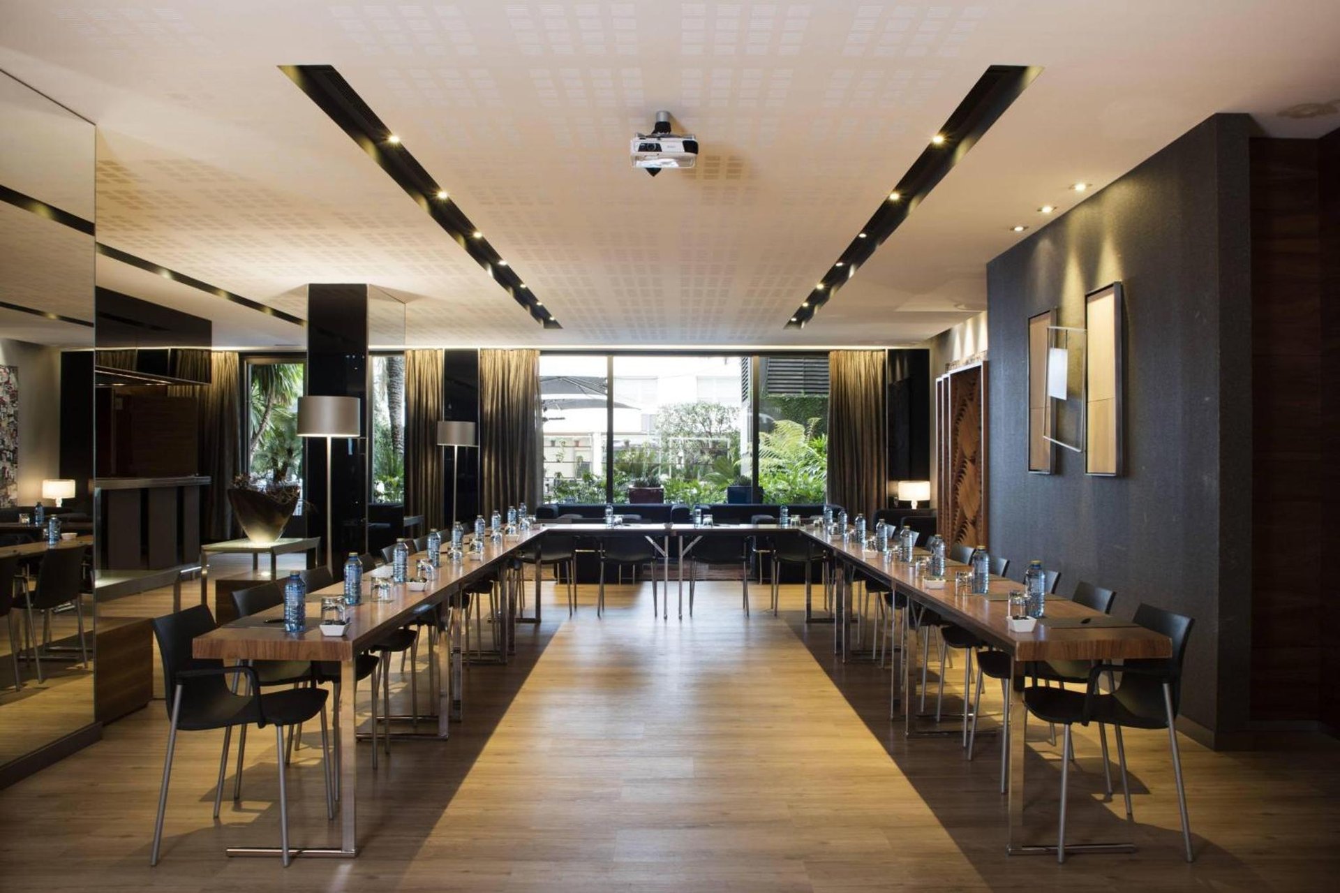 AC Hotel Victoria Suites by Marriott photo 3