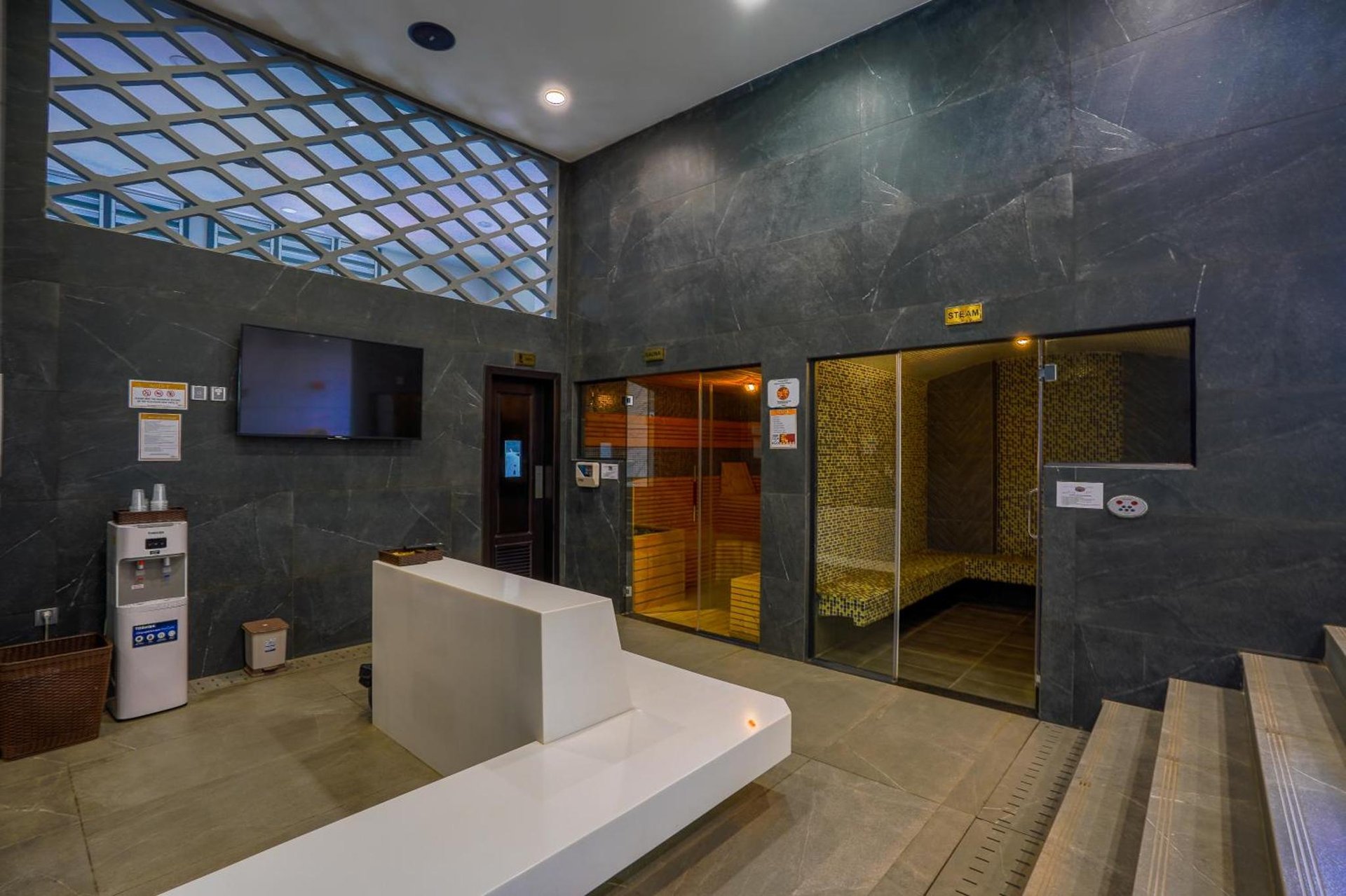 URBAN PALACE photo 2