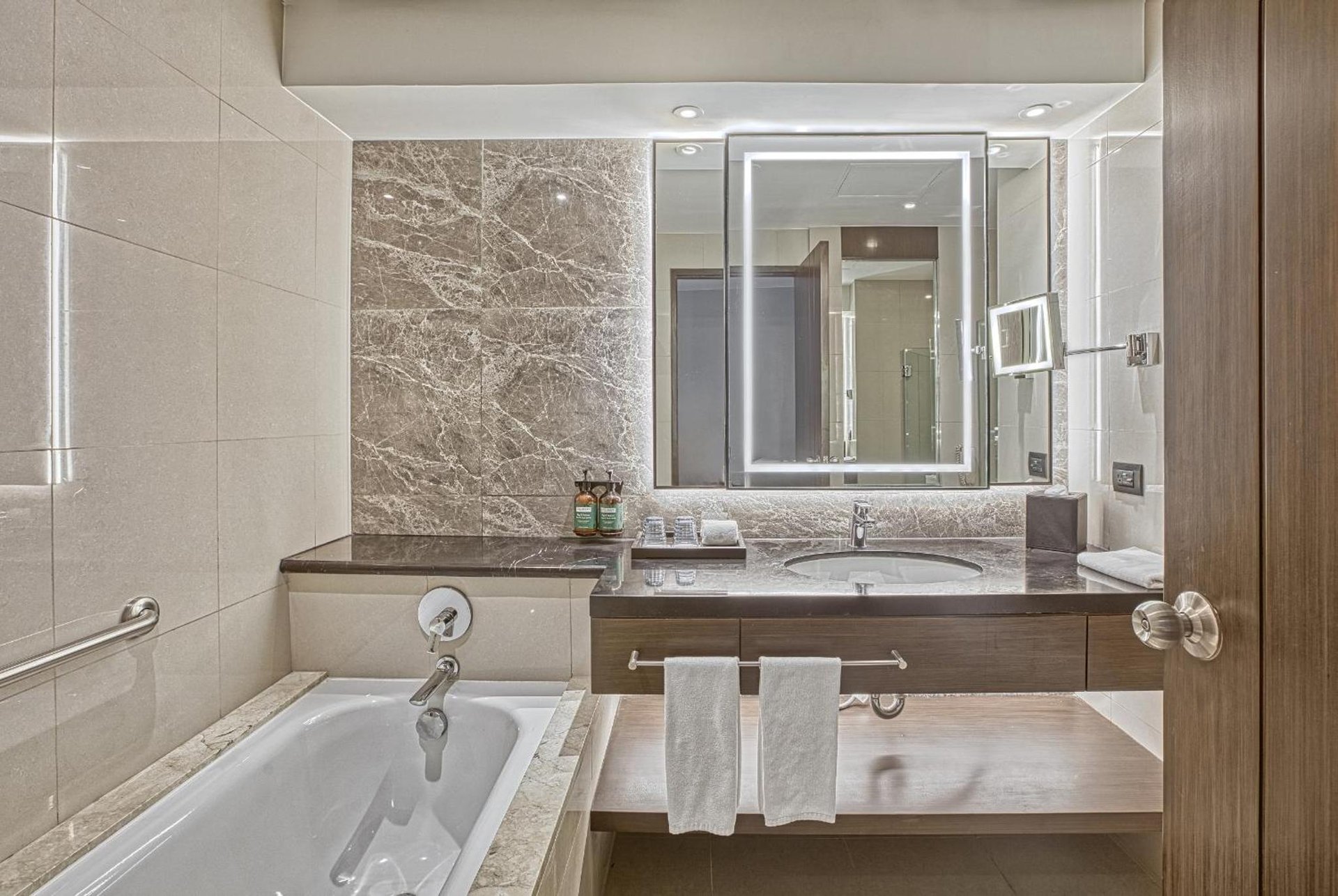 Holiday Inn & Suites Manila Galleria by IHG photo 2