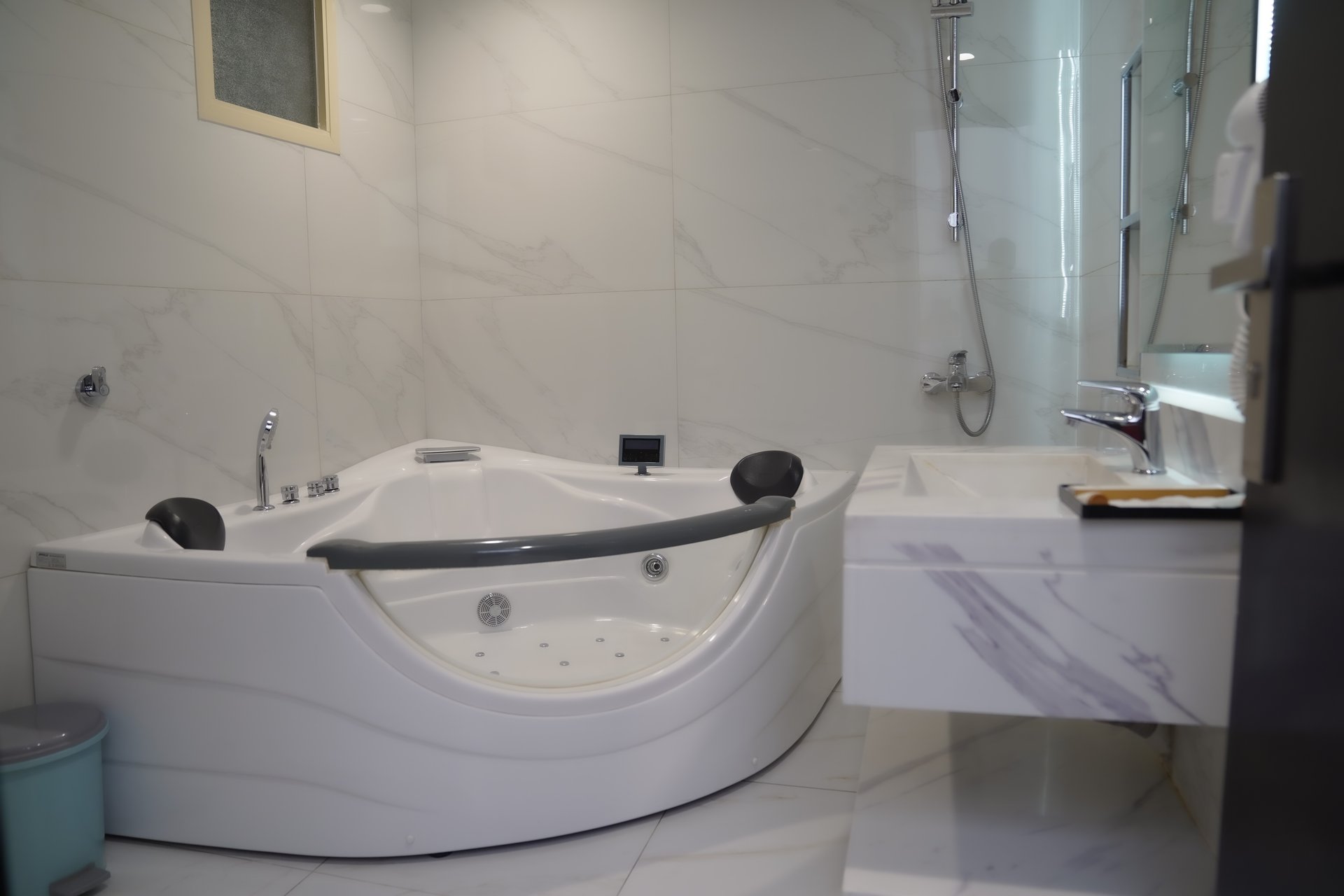 Ferbion Hotel Abha - bathroom with jacuzzi bathtub
