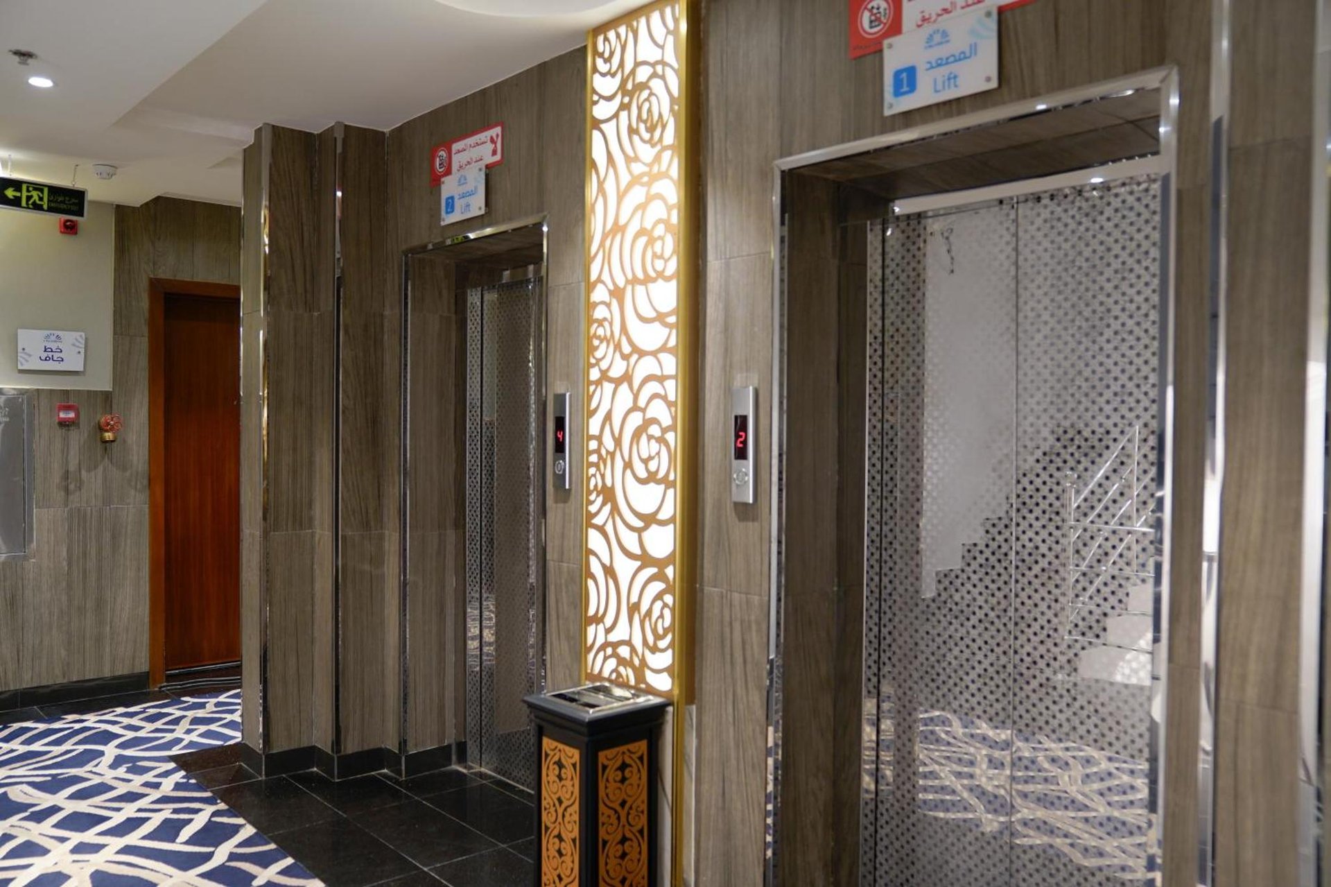 a hallway with a glass door in a building at فربيون للشقق الفندقية محايل in Muhayil