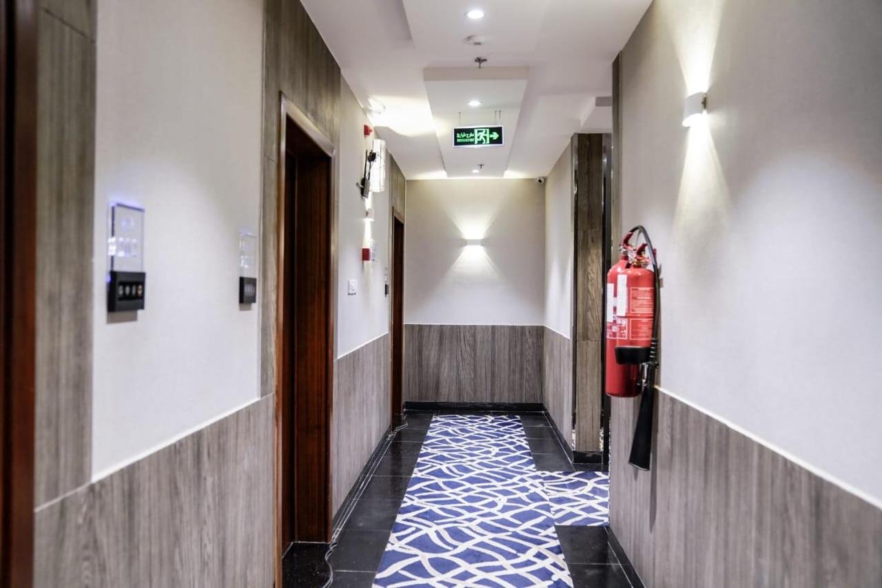 a hallway with a red parking meter in a building at فربيون للشقق الفندقية محايل in Muhayil