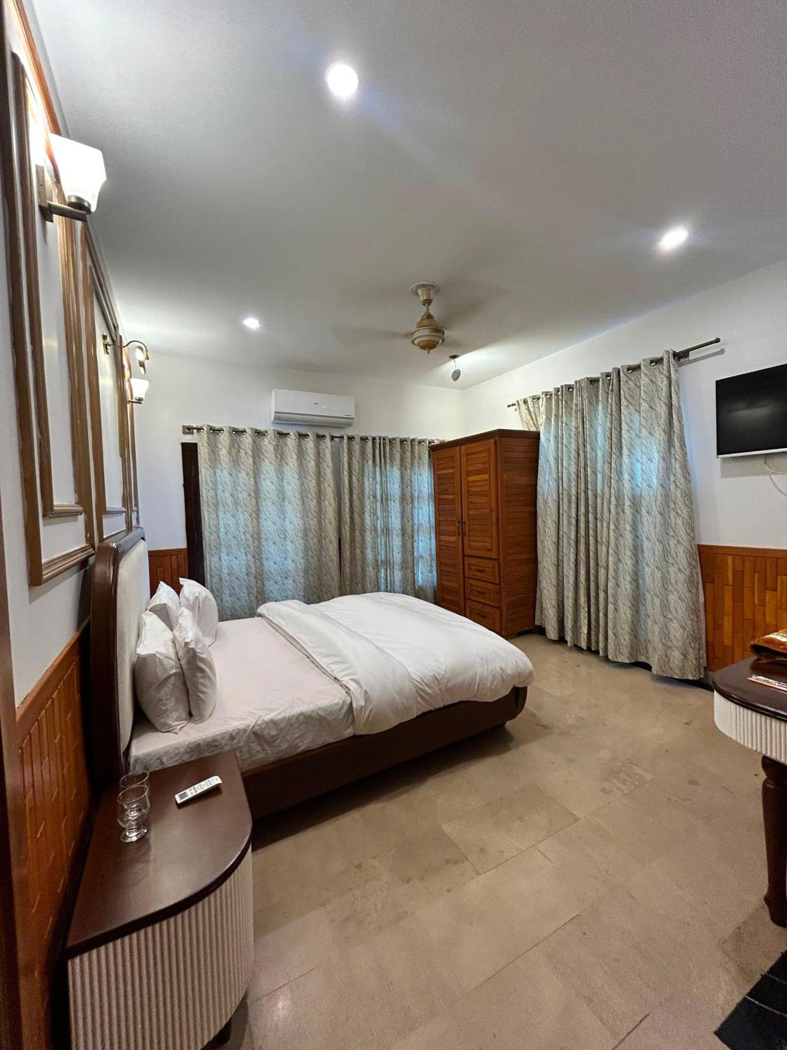Photo of Deluxe Family Suite #0