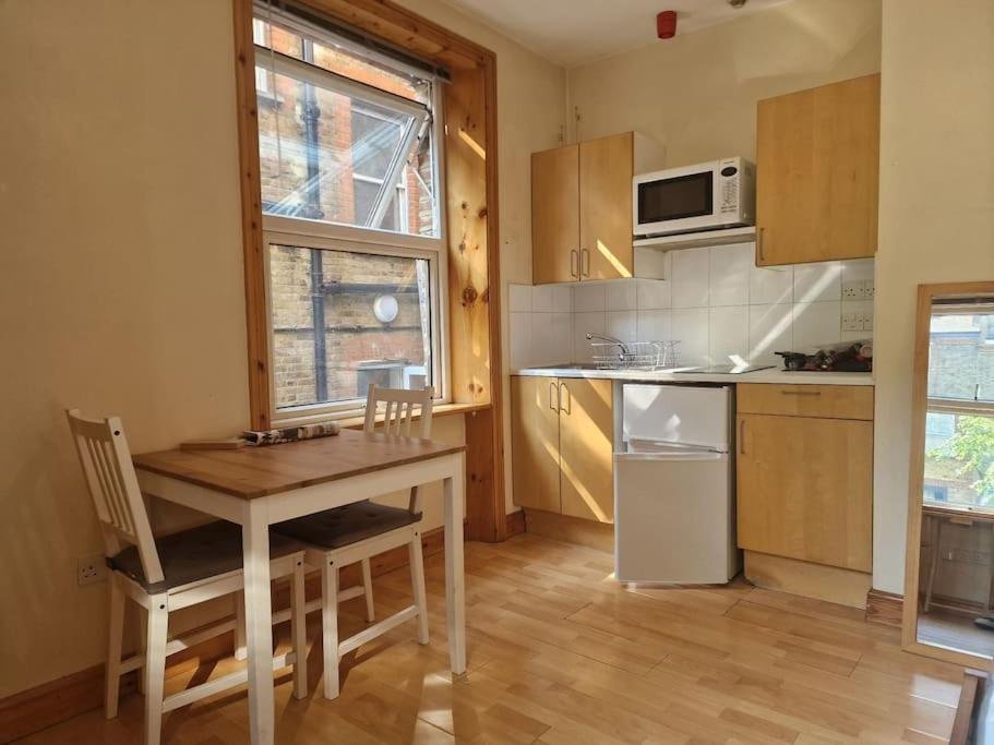 Bright studio apartment Highgate photo 3