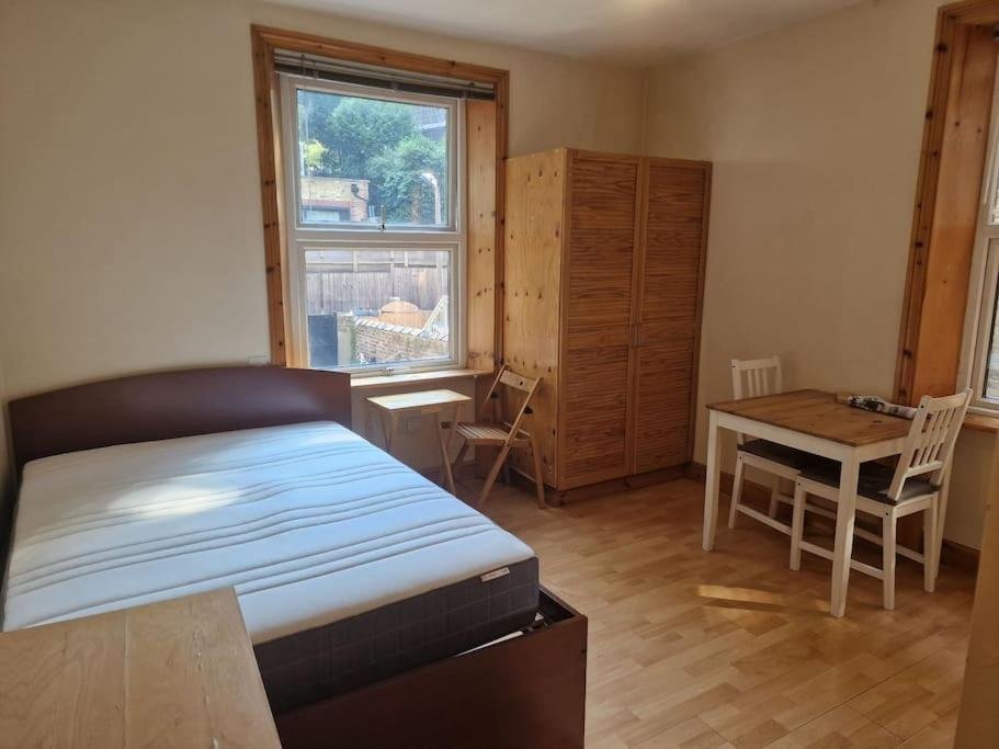 Bright studio apartment Highgate photo 1