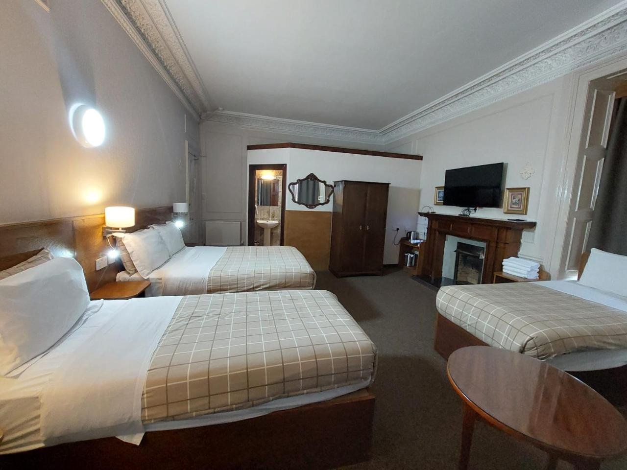 Photo of Family Room (4 Adults) #11