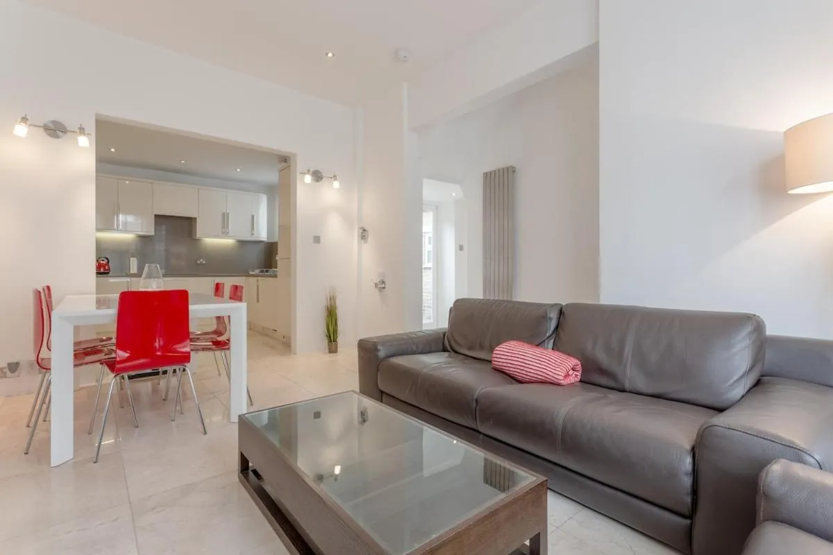 Bright Modern Large 1 Bed Flat in Battersea Clapham Junction