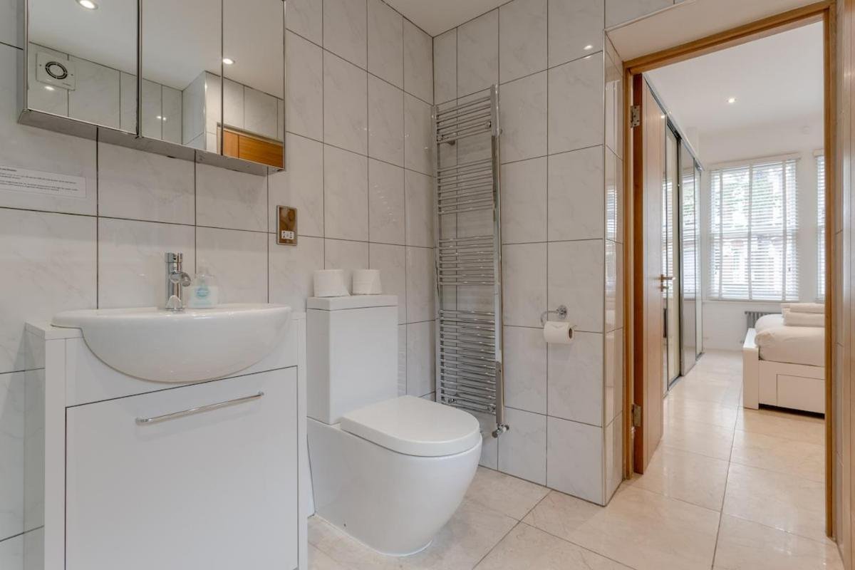 Bright Modern Large 1 Bed Flat in Battersea Clapham Junction photo 2