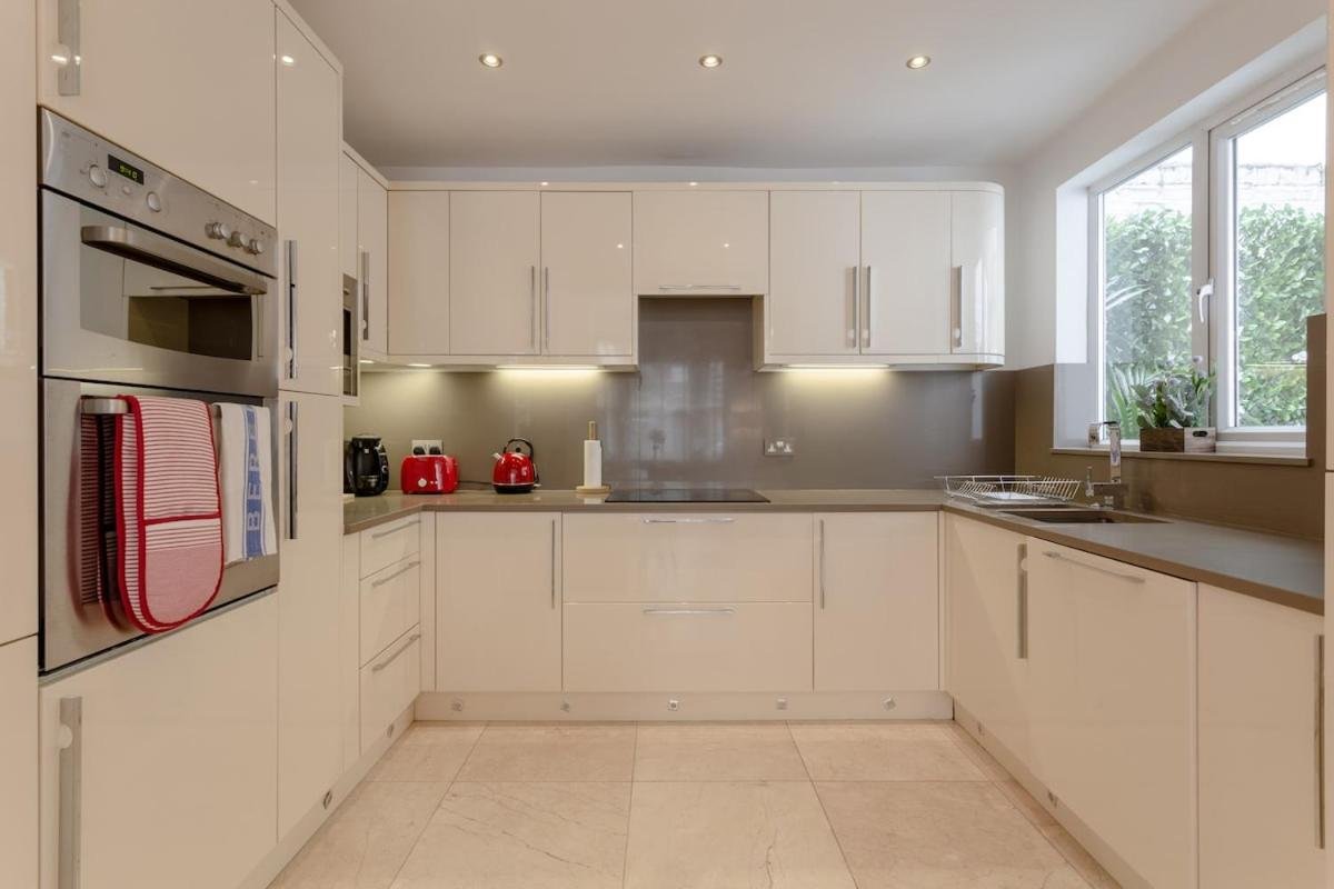 Bright Modern Large 1 Bed Flat in Battersea Clapham Junction photo 3