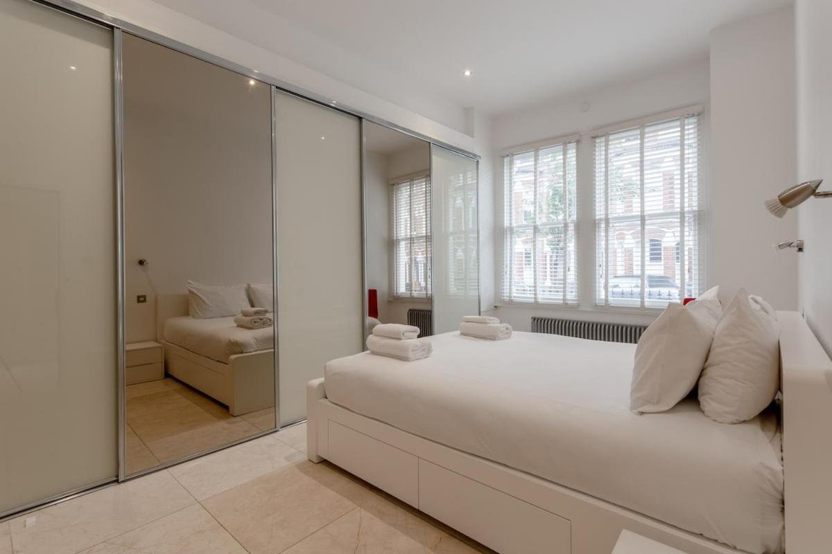 Bright Modern Large 1 Bed Flat in Battersea Clapham Junction photo 1