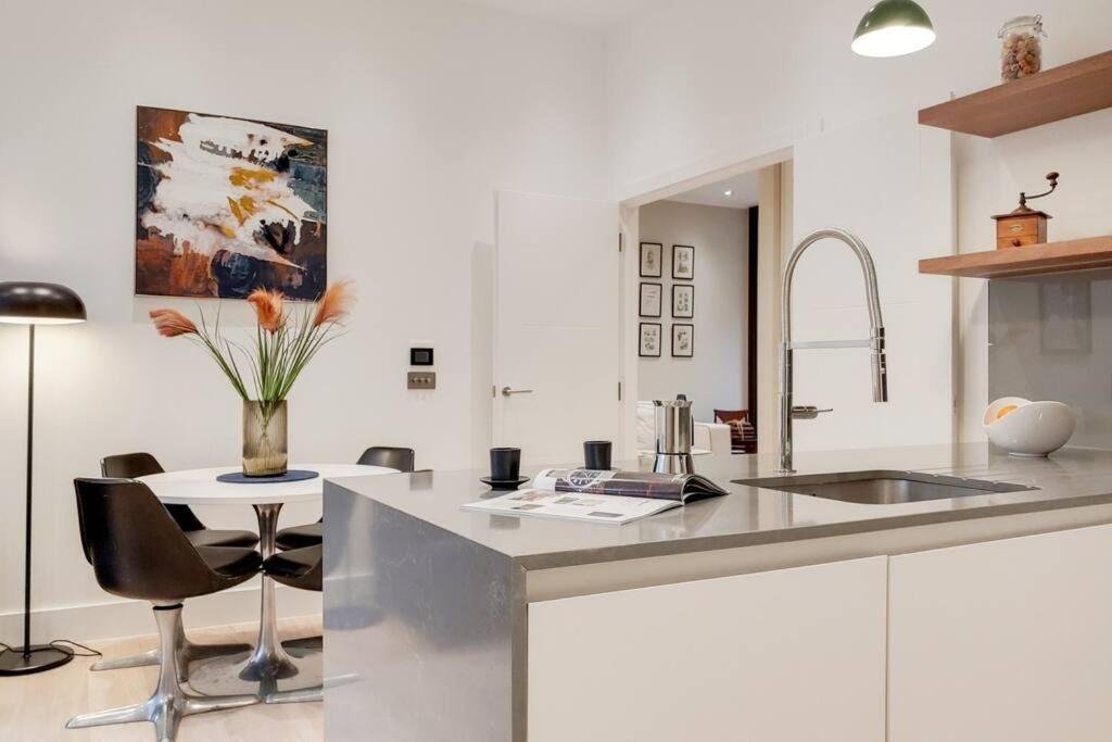 9 Borough Apartments - Spacious 2-Bed, 2-Bath Steps from London Bridge photo 2