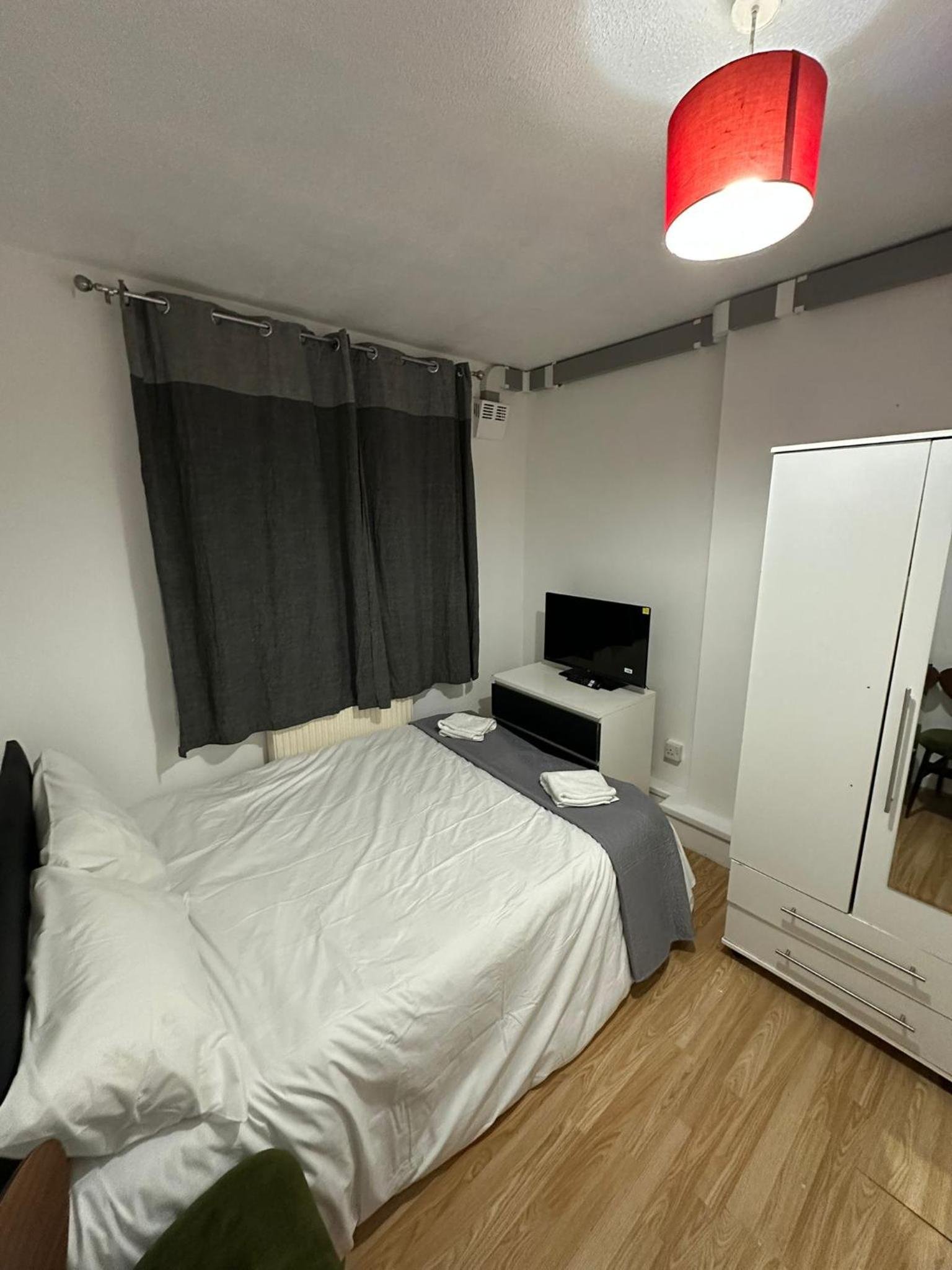 Budget Ensuit Room, Quiet Stay, East London, Fast WiFi, Steps Away From London Eye, Near Metro — Greater London, London