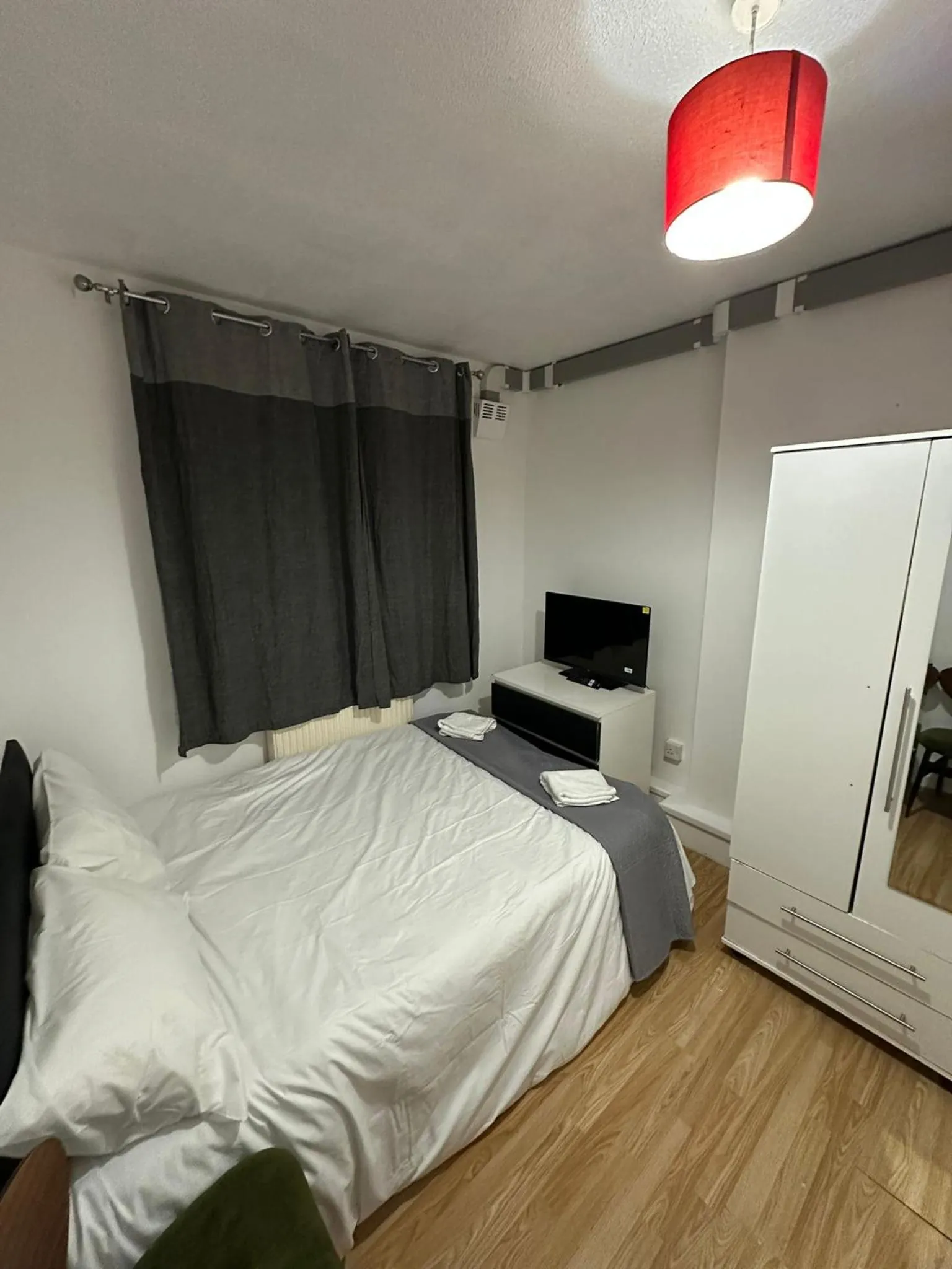 Budget Ensuit Room, Quiet Stay, East London, Fast WiFi, Steps Away From London Eye, Near Metro