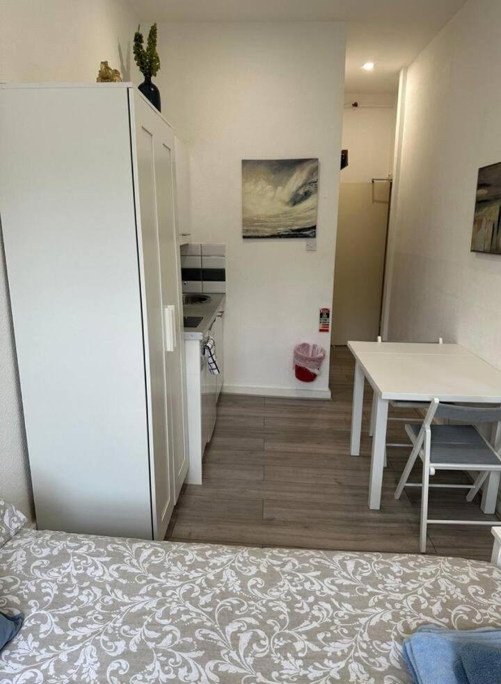 Cosy flat by Hyde Park- 15 photo 1