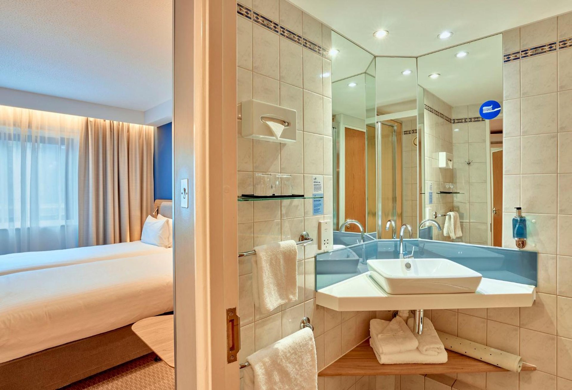 Holiday Inn Express London Stratford by IHG photo 2