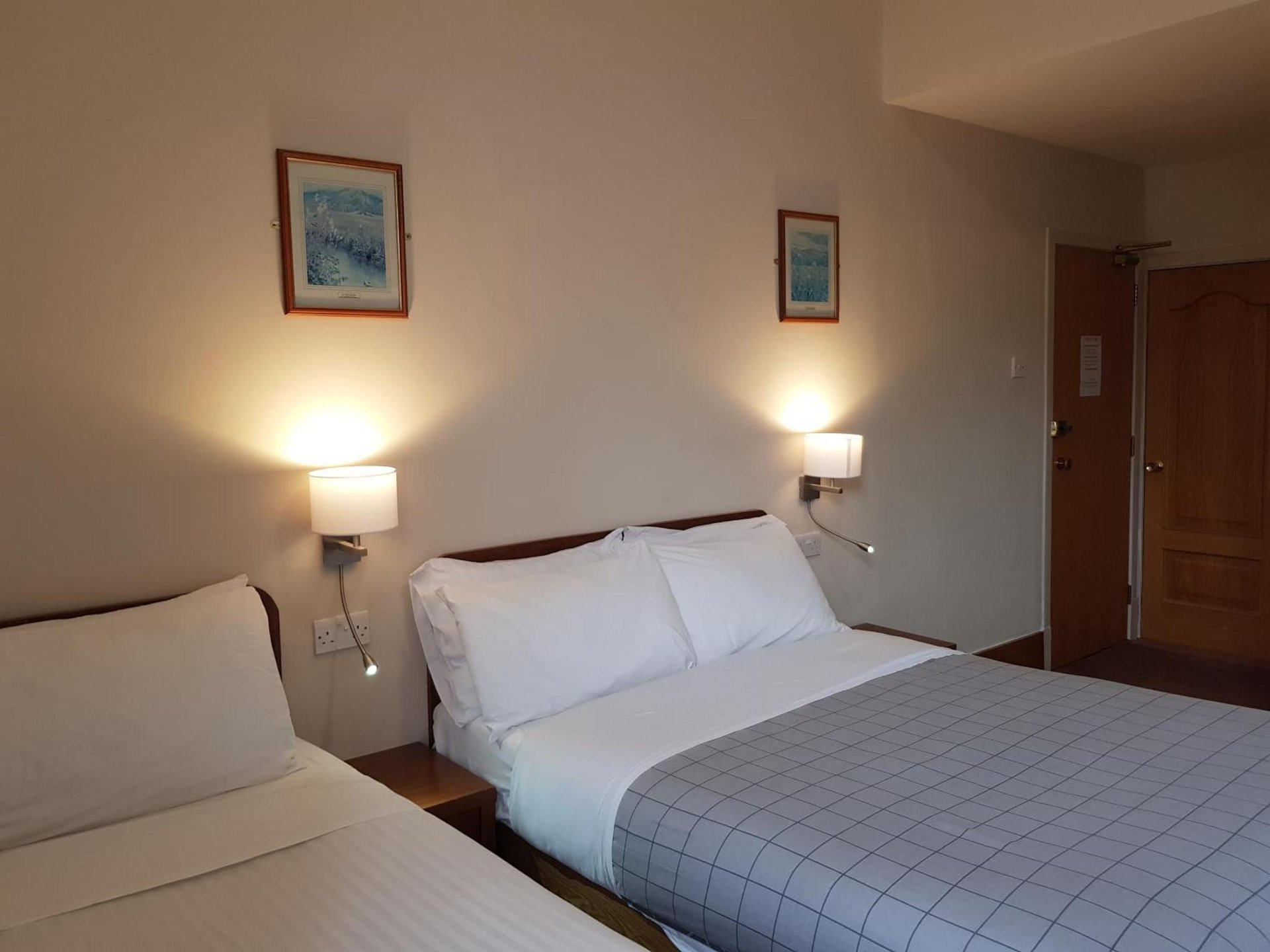 a hotel room with two beds and two lamps at Aberdeen House in Aberdeen