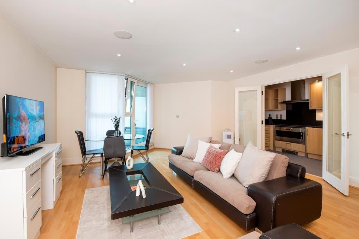 Charming 2 bed Thames view photo 2