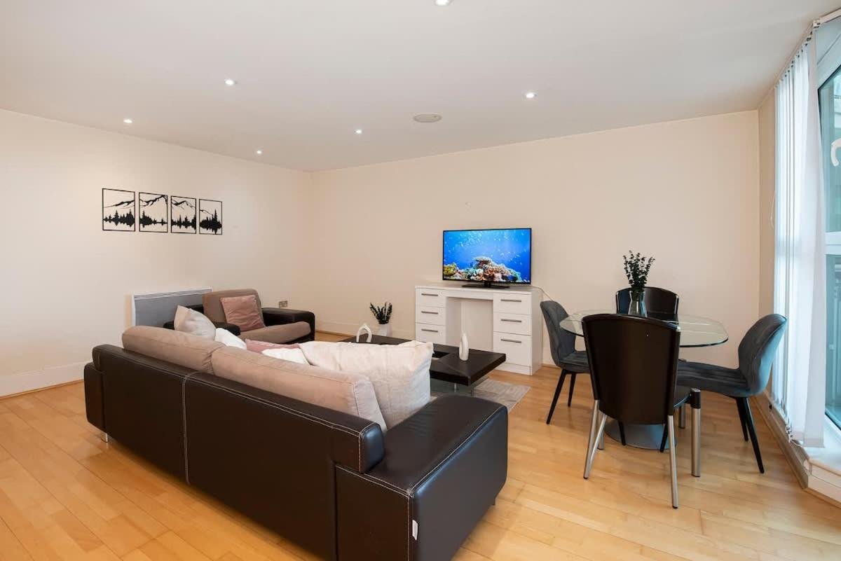 Charming 2 bed Thames view photo 3