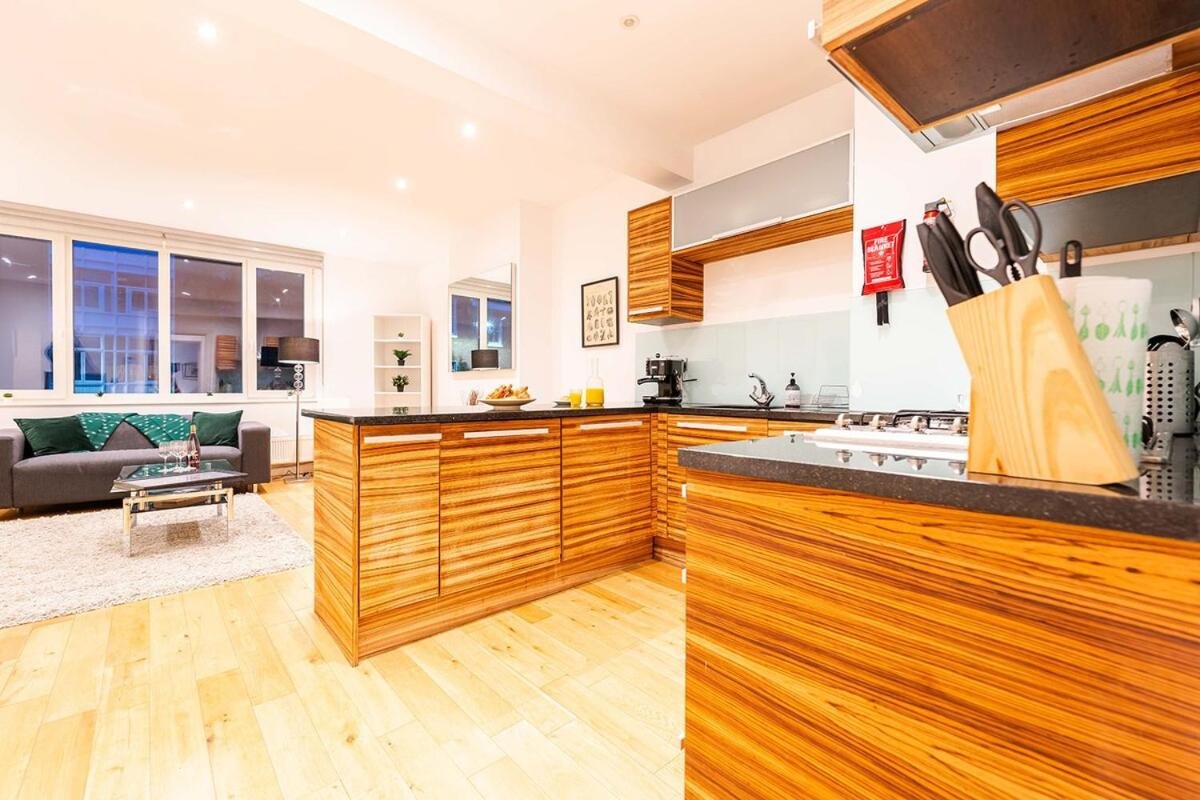Prime Location in Farringdon Large One Bedroom Flat photo 3