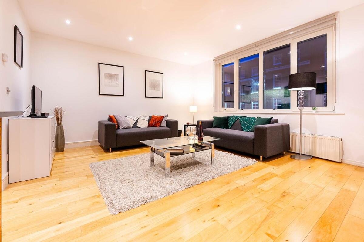 Prime Location in Farringdon Large One Bedroom Flat photo 4