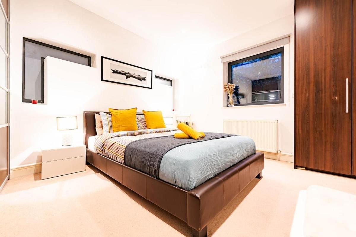 Prime Location in Farringdon Large One Bedroom Flat photo 1