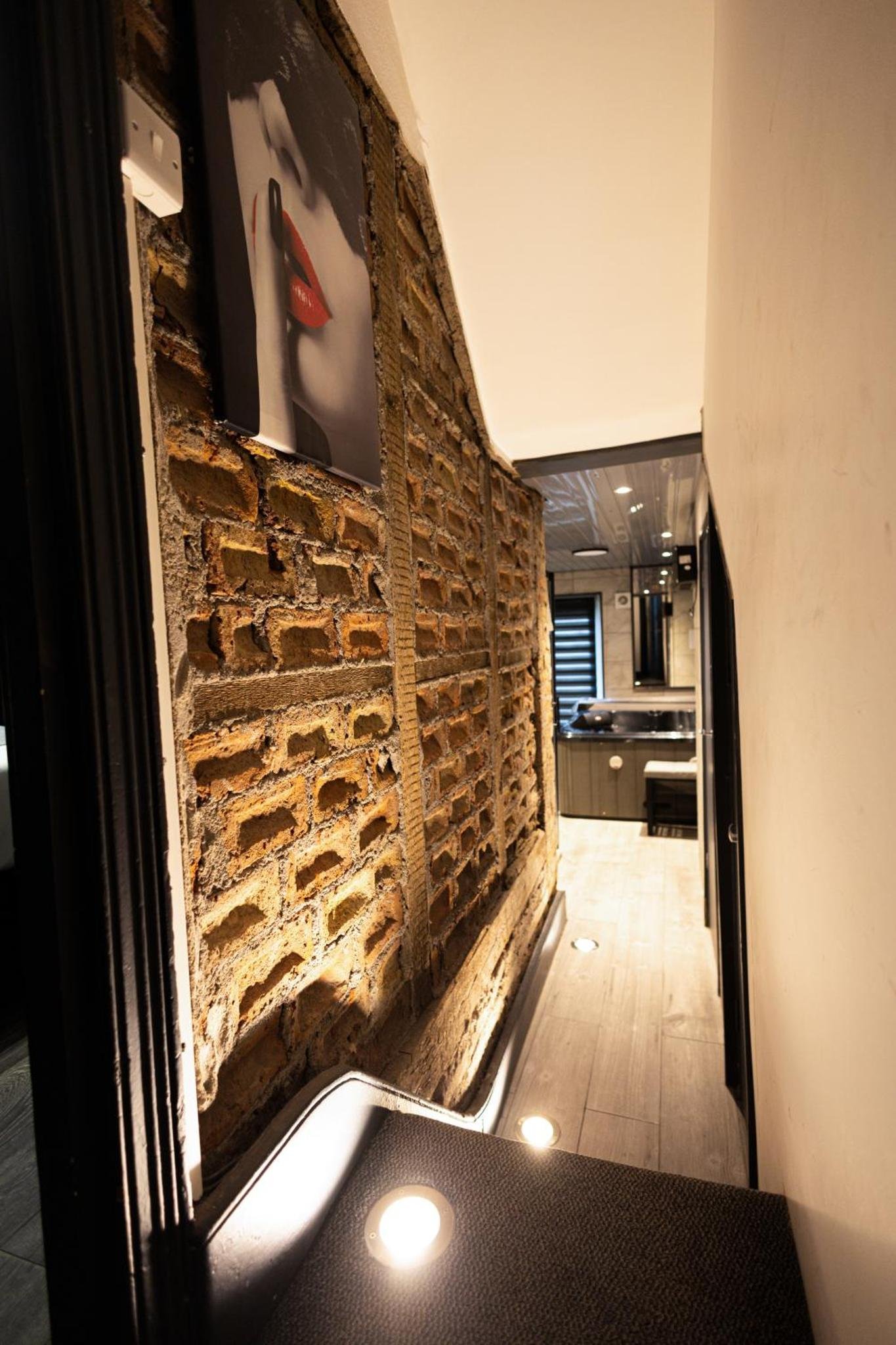 Sizzling London Studio with Jacuzzi & Private Bath photo 4