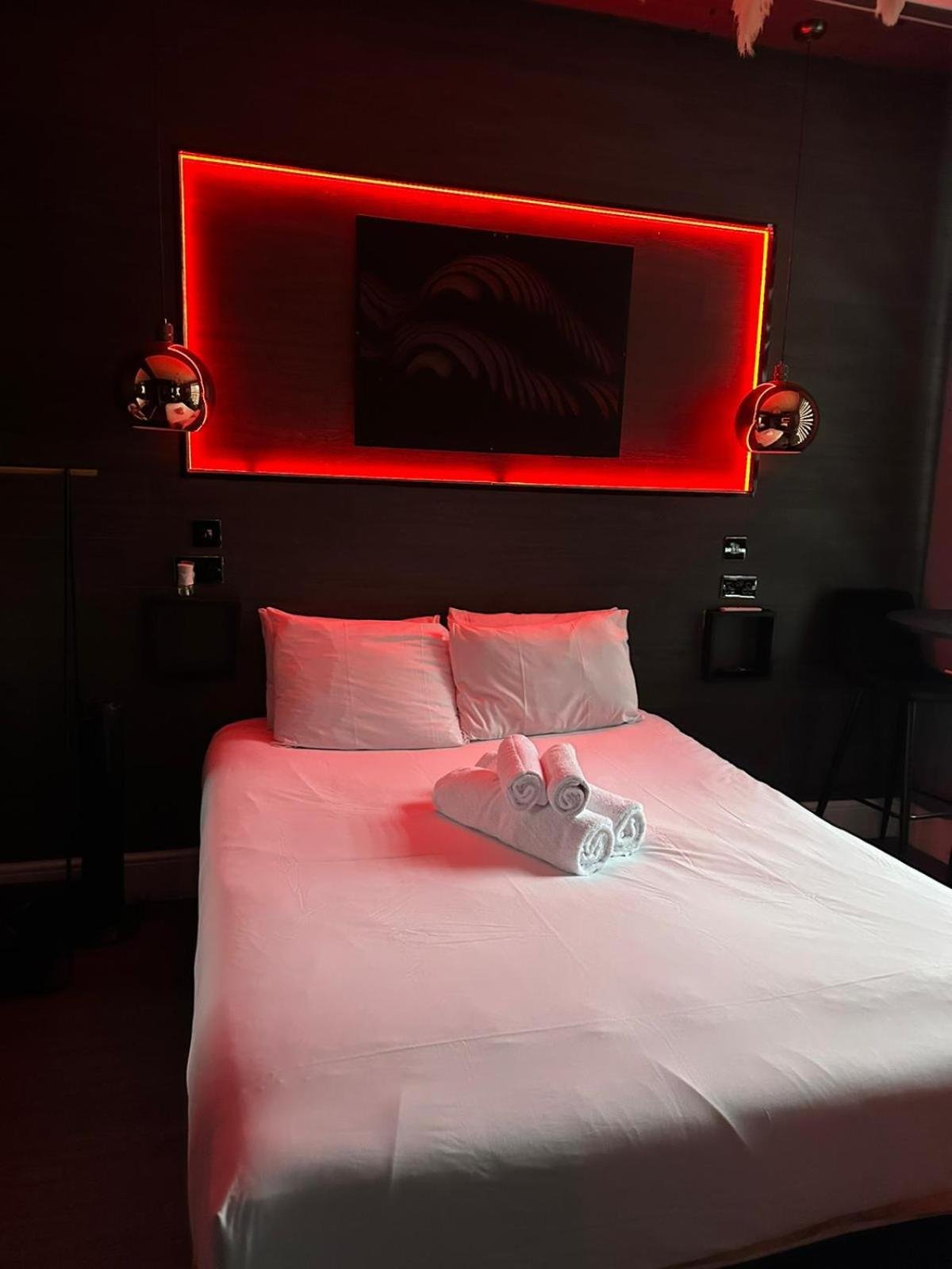Sizzling London Studio with Jacuzzi & Private Bath photo 3
