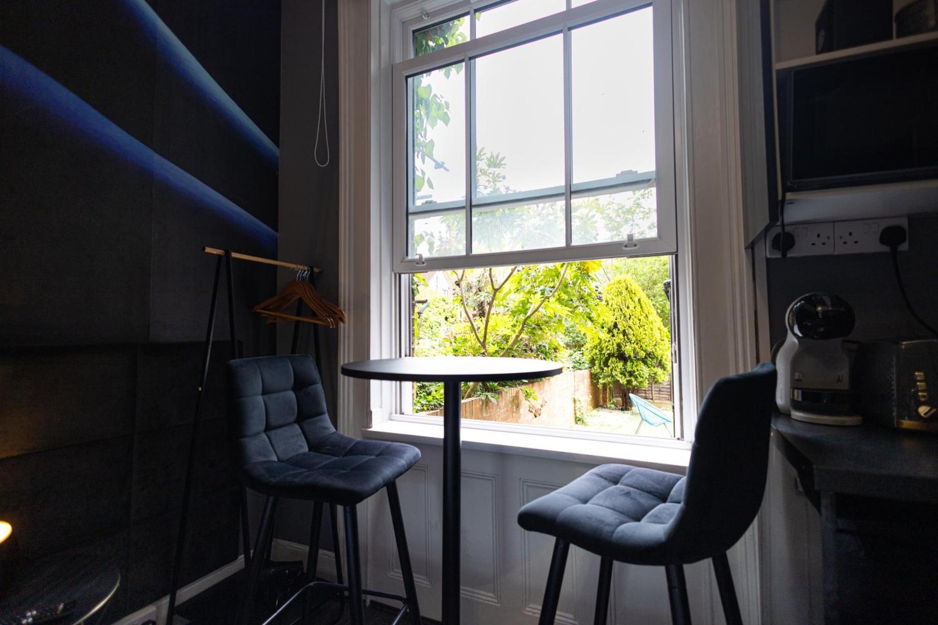 Sizzling London Studio with Jacuzzi & Private Bath photo 1