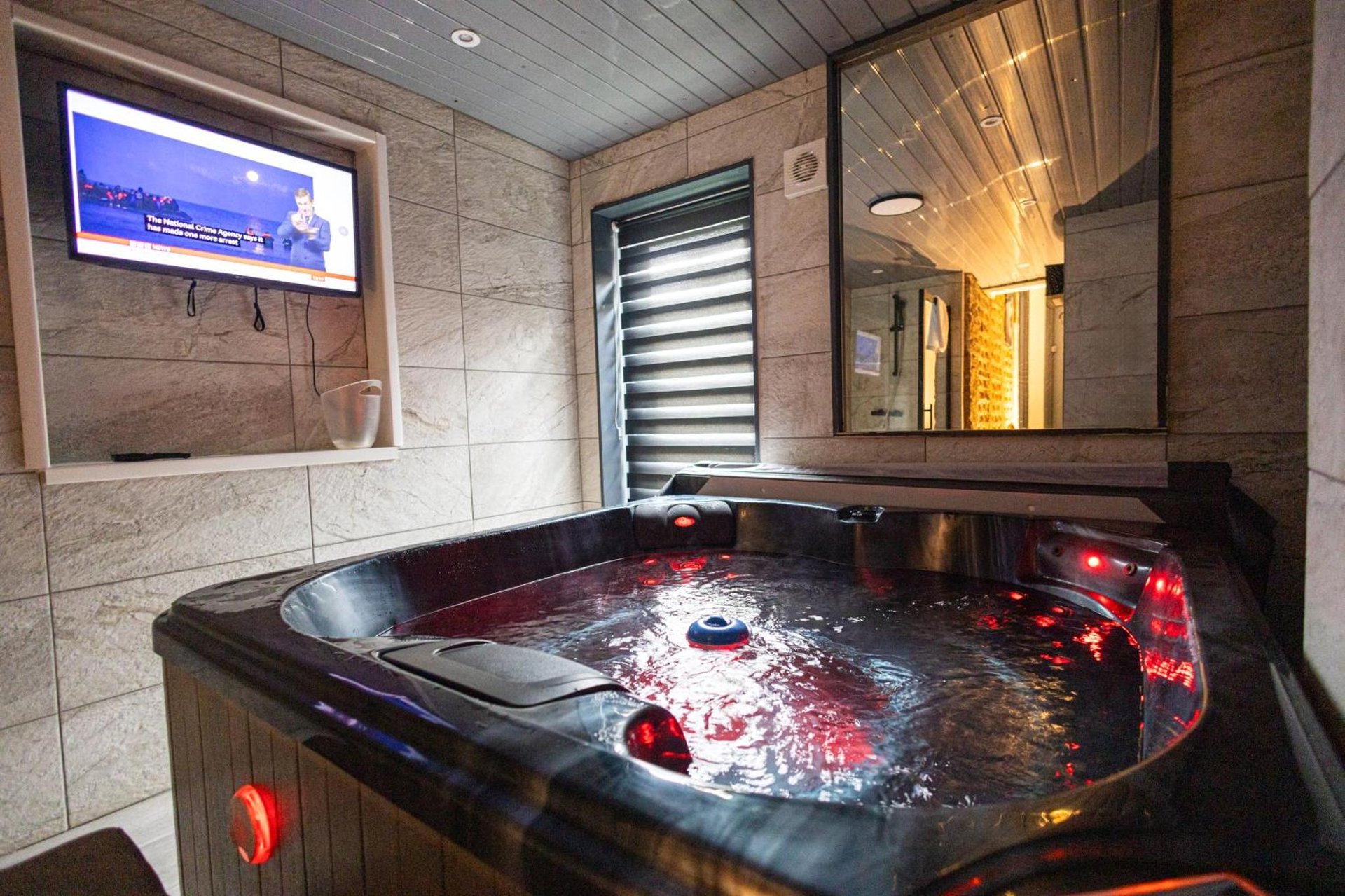 Sizzling London Studio with Jacuzzi & Private Bath — Greater London, London