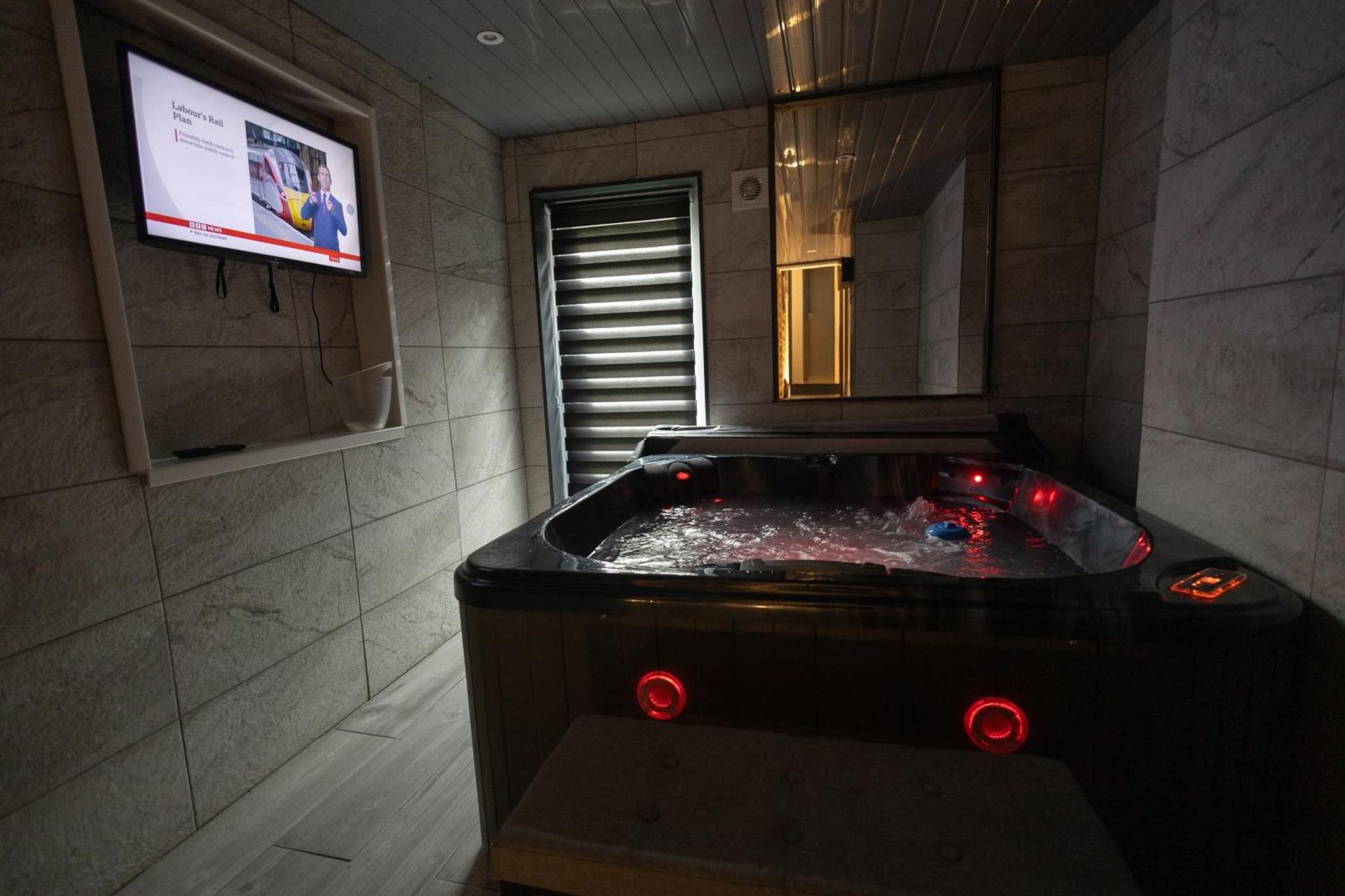 Sizzling London Studio with Jacuzzi & Private Bath photo 2