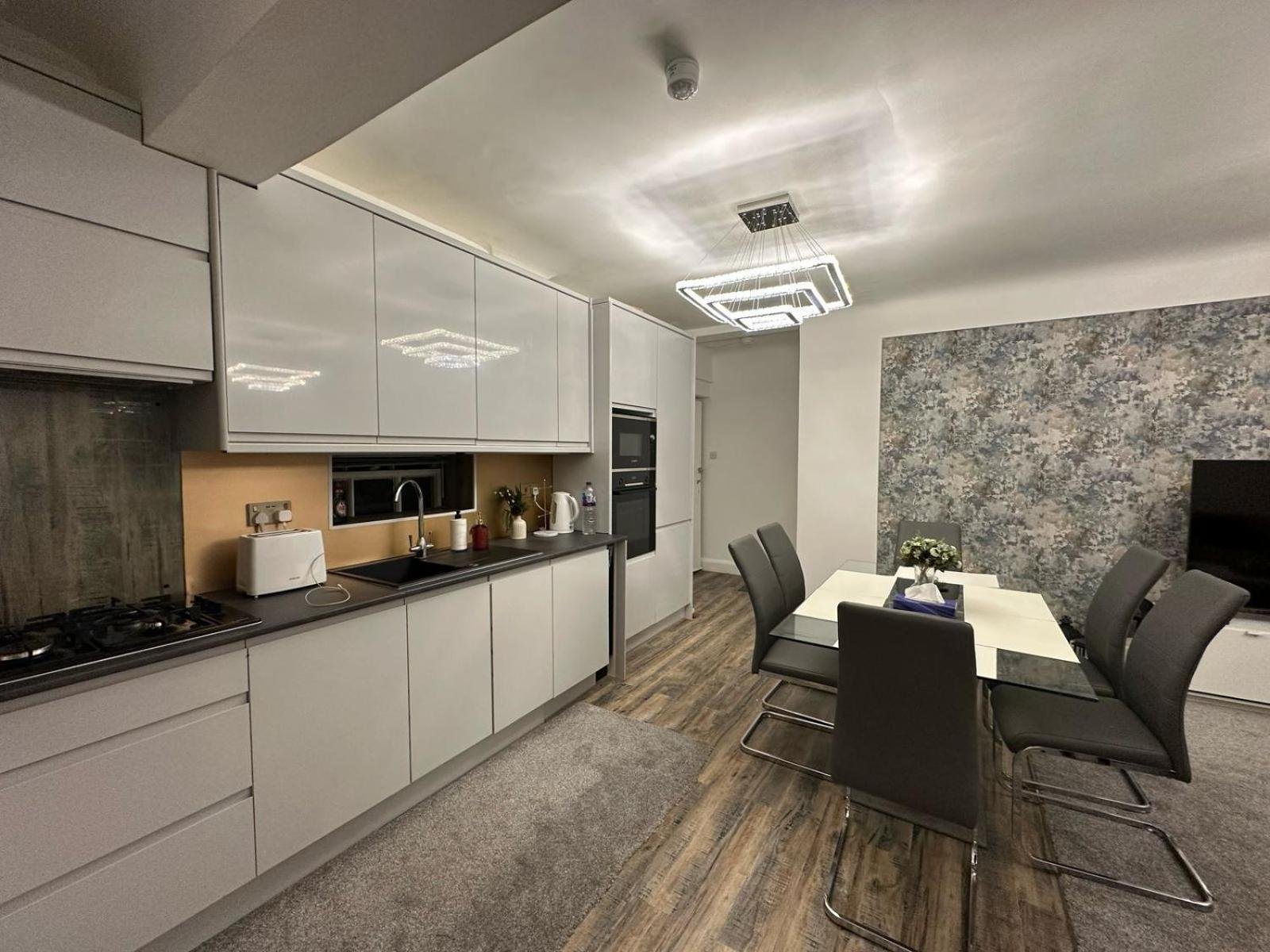 Kensington Apartment photo 2