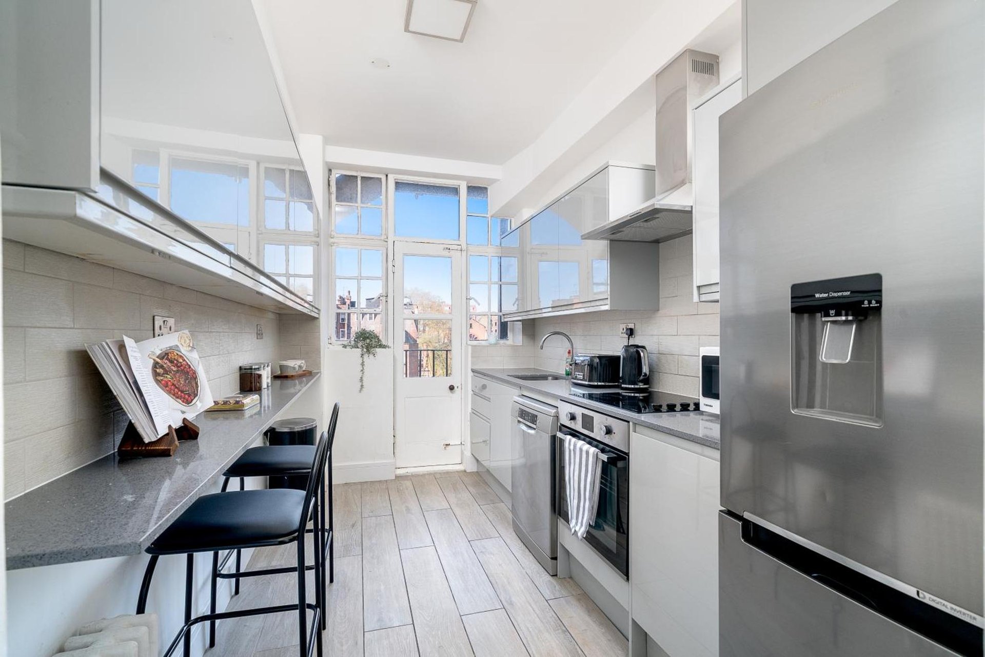 Elegant 4 Bed Flat Opposite Hyde Park photo 3