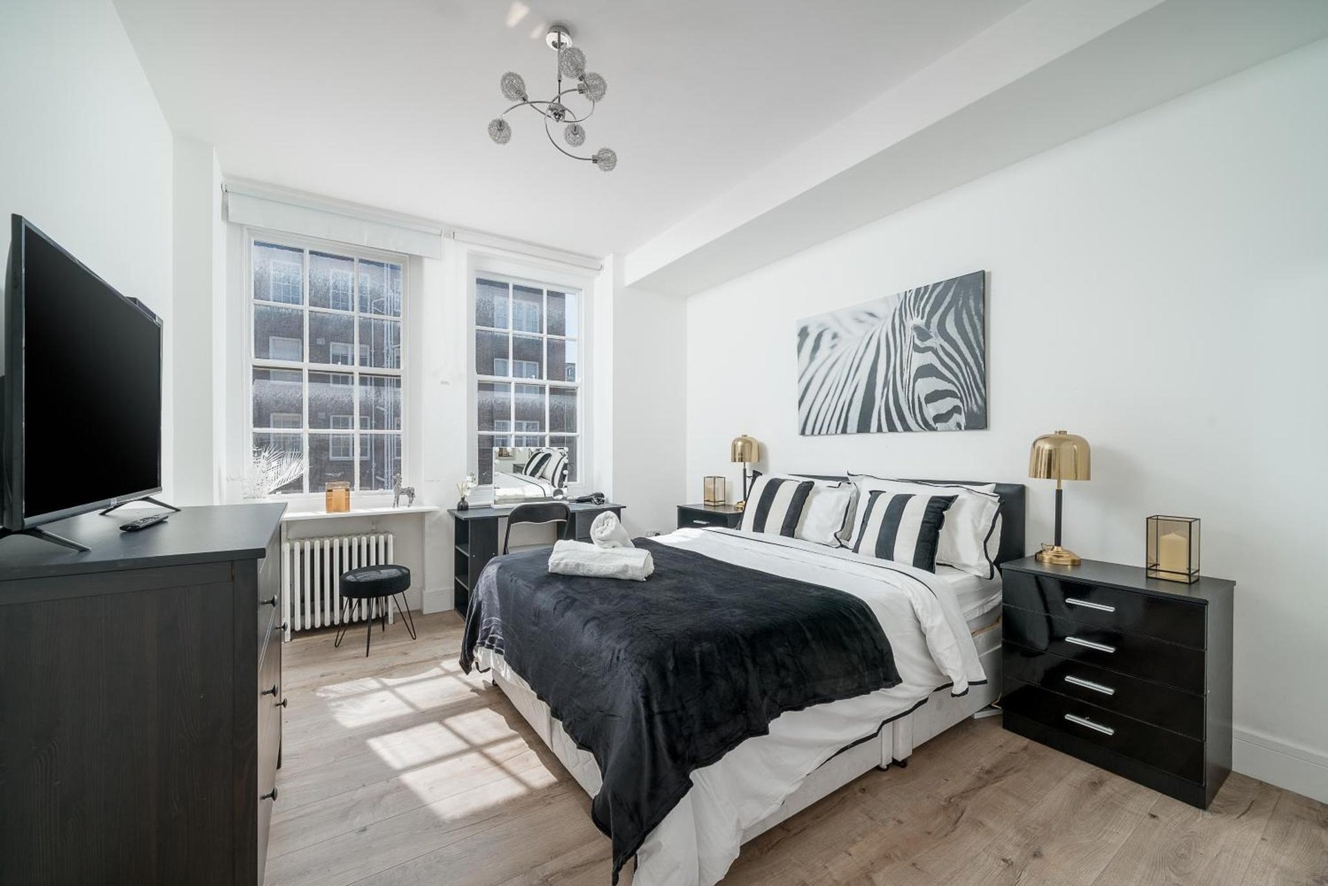 Elegant 4 Bed Flat Opposite Hyde Park photo 1