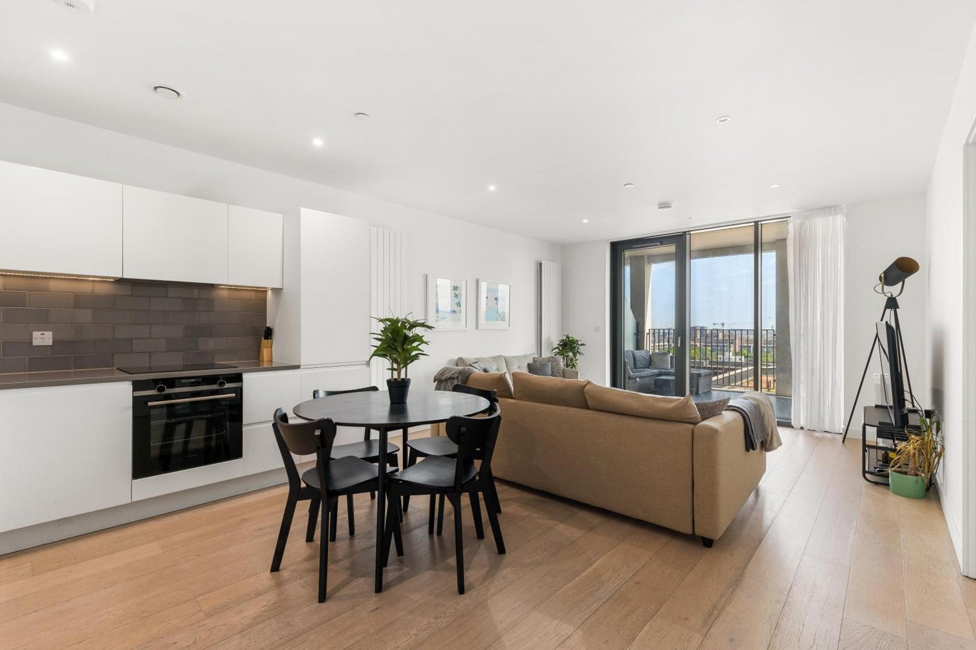 Spacious modern 1 bed Apartment. photo 3