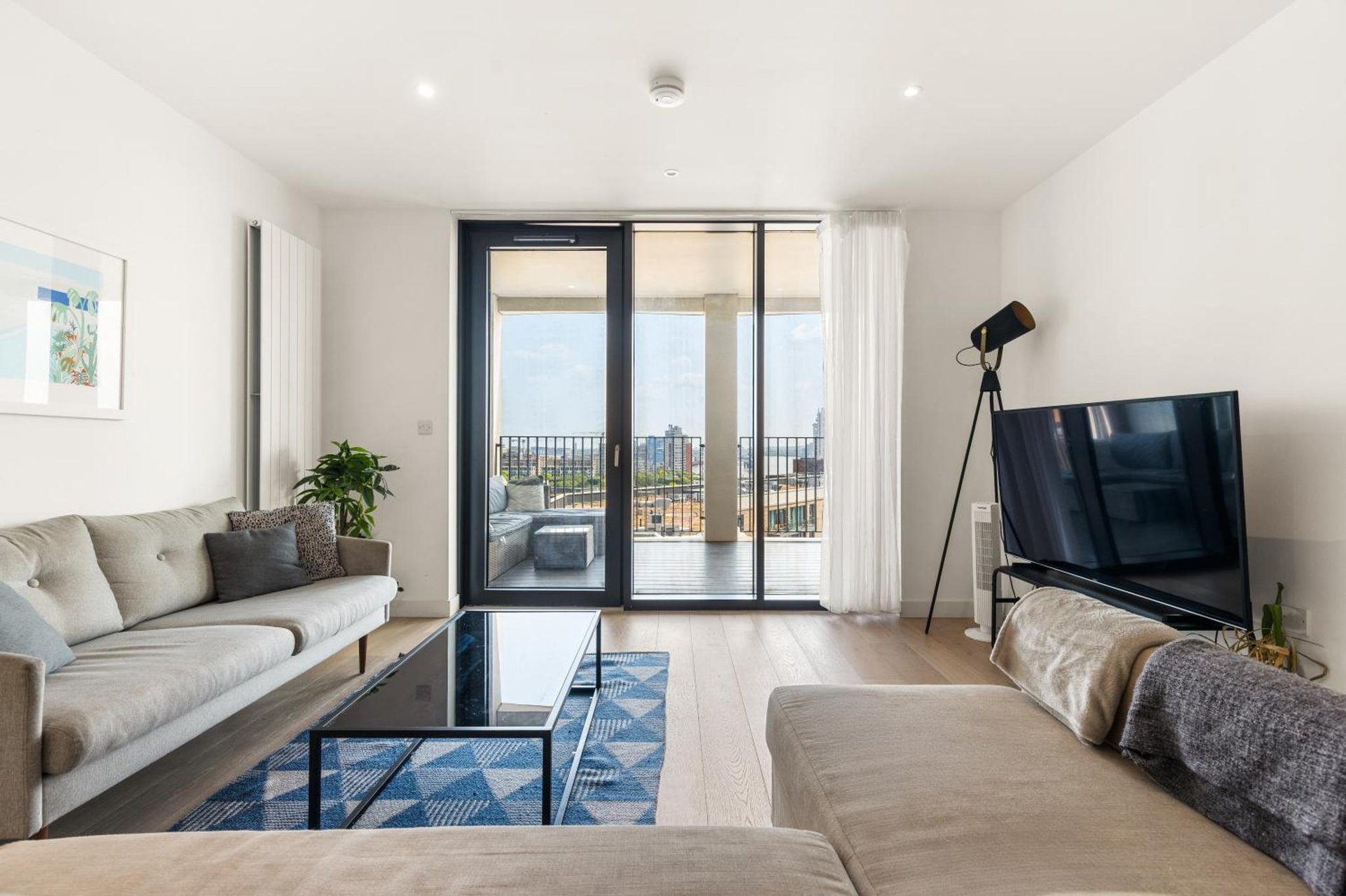 Spacious modern 1 bed Apartment. photo 4